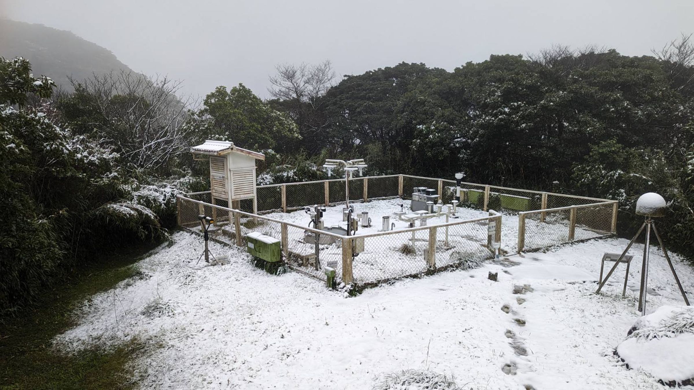 陽明山鞍部氣象站今早開始飄雪。(氣象署提供)