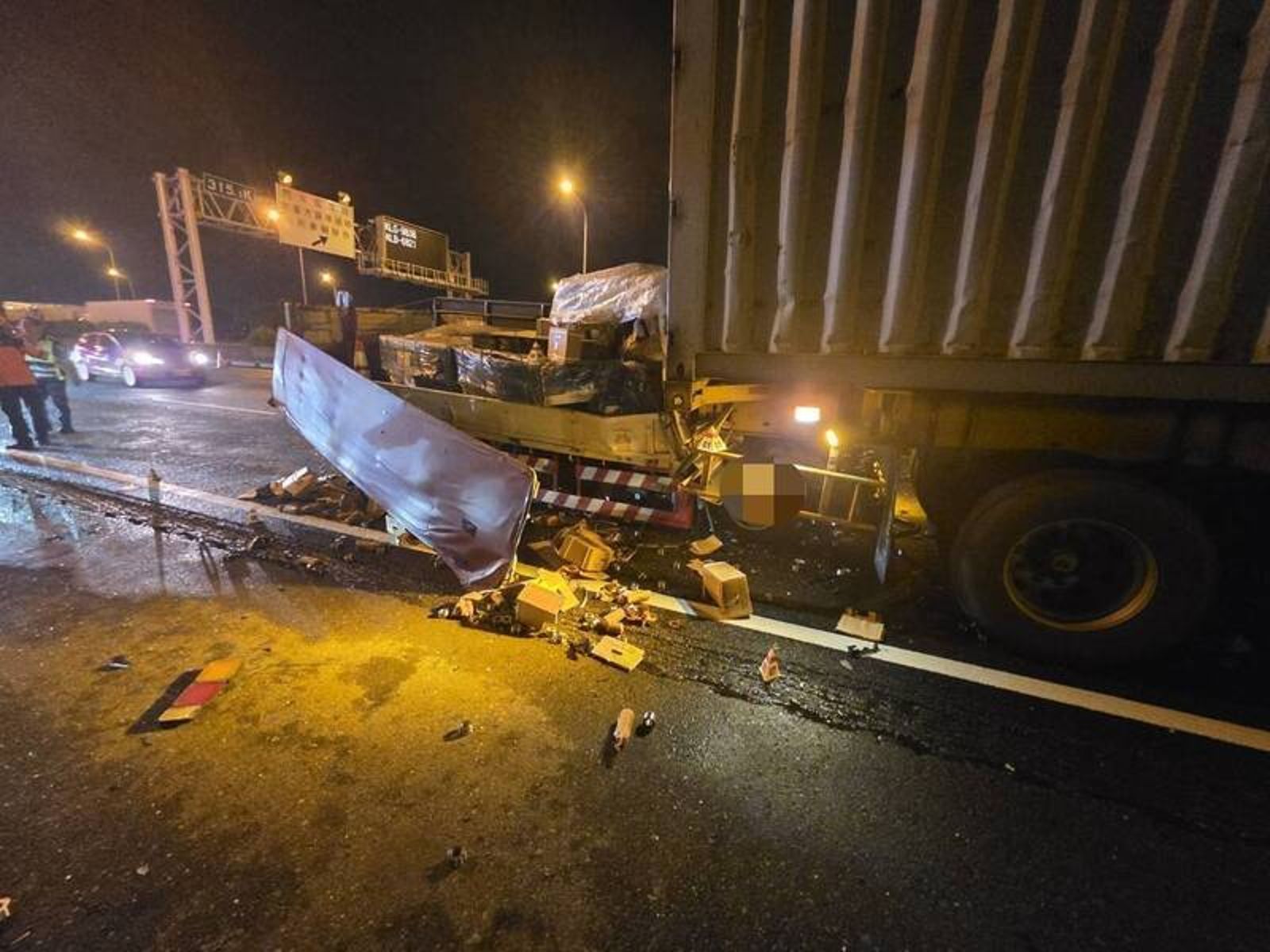國道台南段深夜奪命!小貨卡猛撞半聯結車成廢鐵 25歲駕駛「臟器外露」慘死