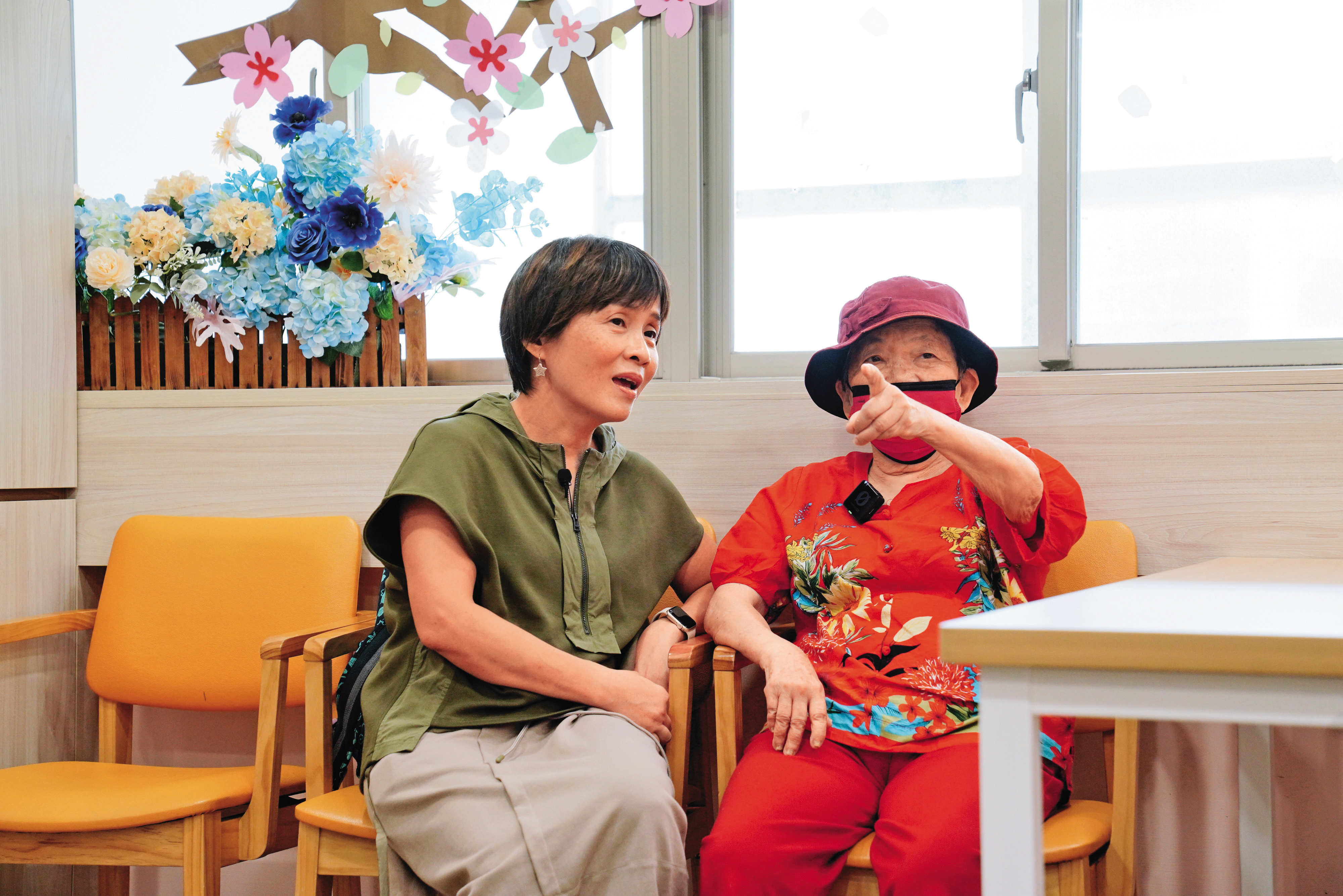 呂昭慧（左）不斷問著媽媽（右）自己是誰，但失智4年的媽媽卻已不認得她，只是笑而不答。