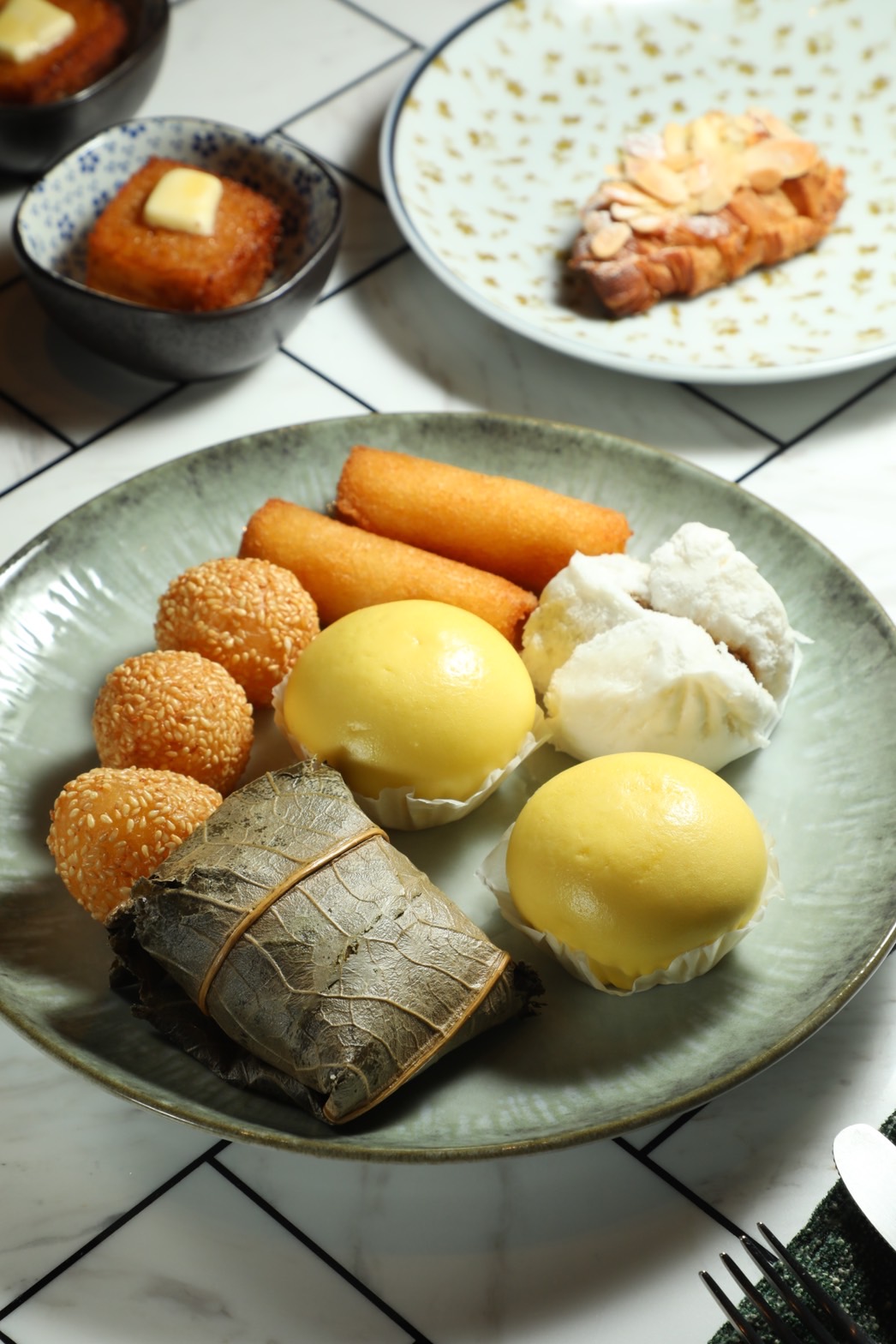 熱食區除了西式餐點，當然也少不了奶皇包、芝麻球等港澳茶樓小點。