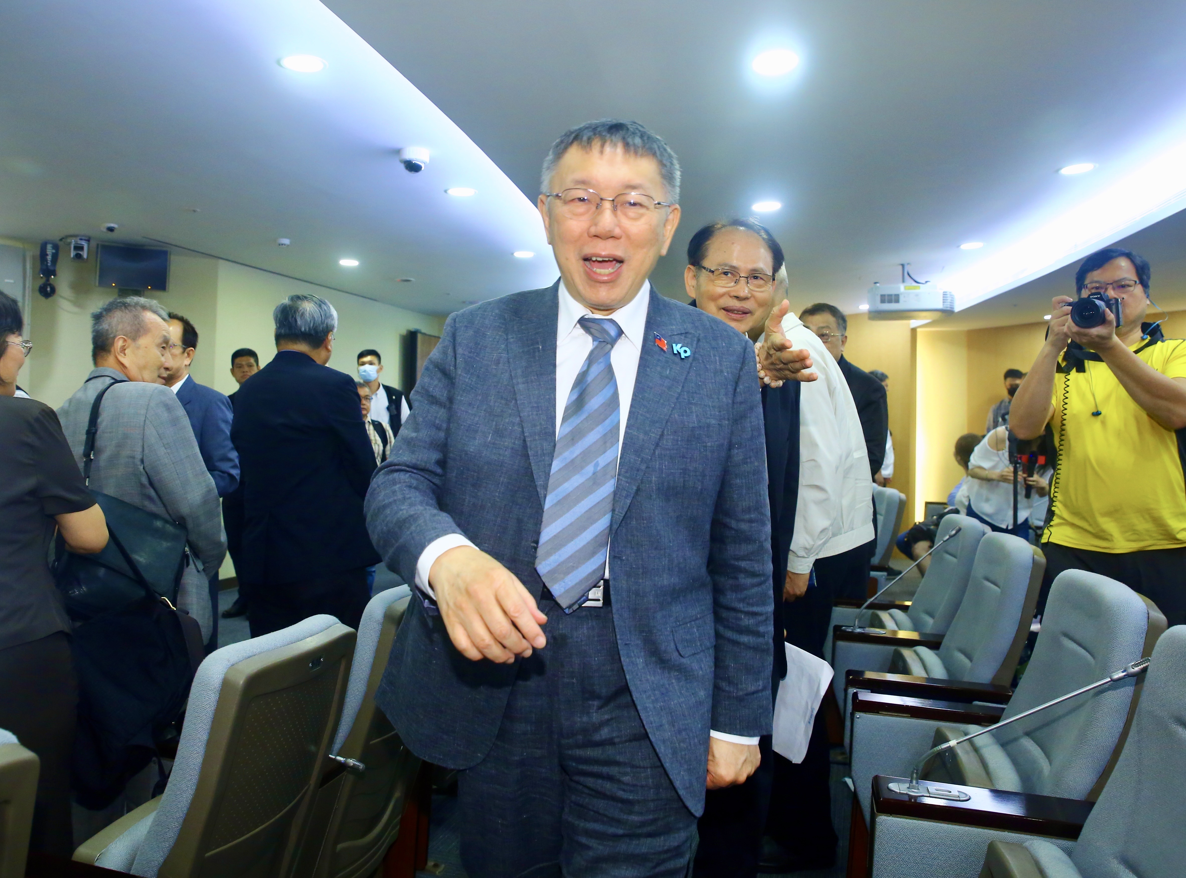 民眾黨總統參選人柯文哲今舉行「終結有權無責獨裁總統制 把國家還給你」記者會，拋出7大主張，承諾當選後將推動內閣制。