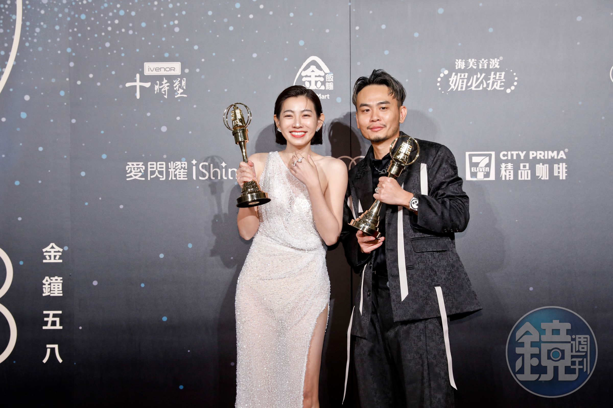 楊大正(右)獲得男配獎項,口誤說成「謝謝金曲獎」。左為奪得戲劇節目女配角獎的米可白。