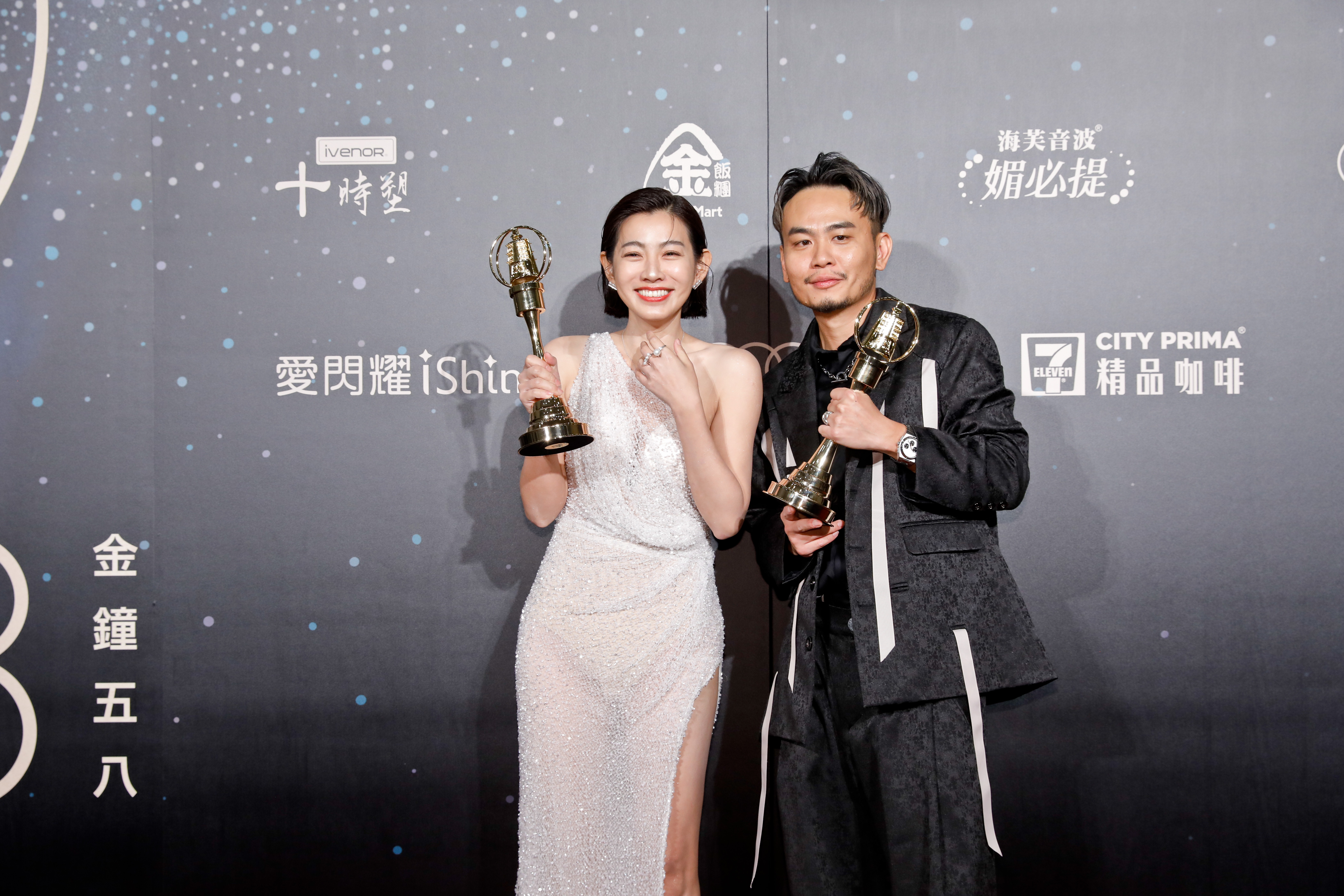 楊大正（右）獲得男配獎項，口誤說成「謝謝金曲獎」。左為奪得戲劇節目女配角獎的米可白。
