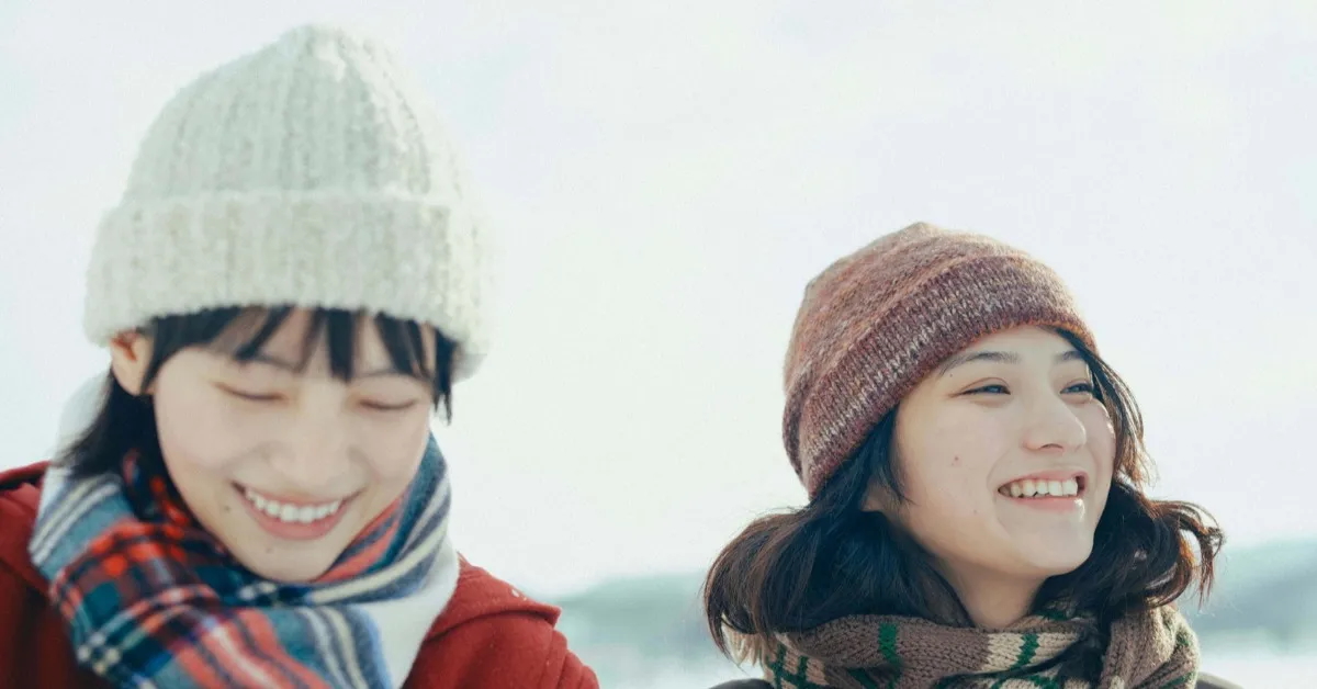 電影《驀然回首》由出口夏希(左)、蒔田彩珠(右)等人主演。(車庫娛樂提供)