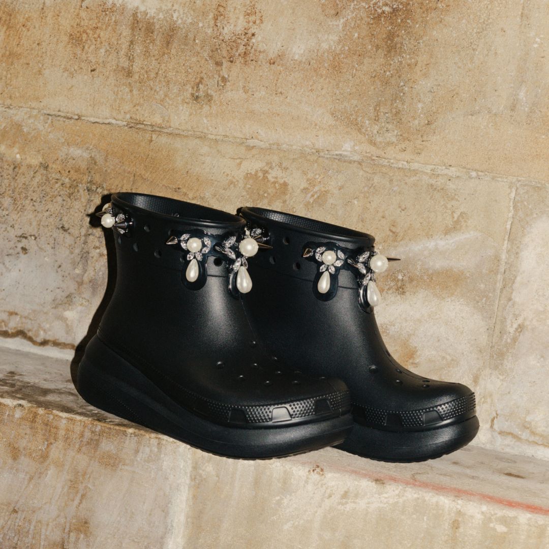 Simone Rocha x Crocs 黑色鉚釘造型娃娃短靴。NT$7,680（喜事集團提供）
