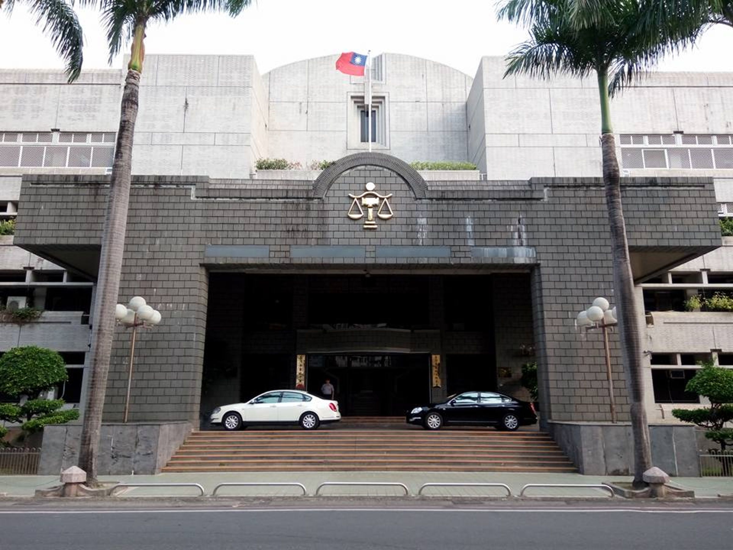屏東地院因陳嫌等人坦承犯行,態度兩好,予以減刑,分別判處5年半至8年。(翻攝官網)