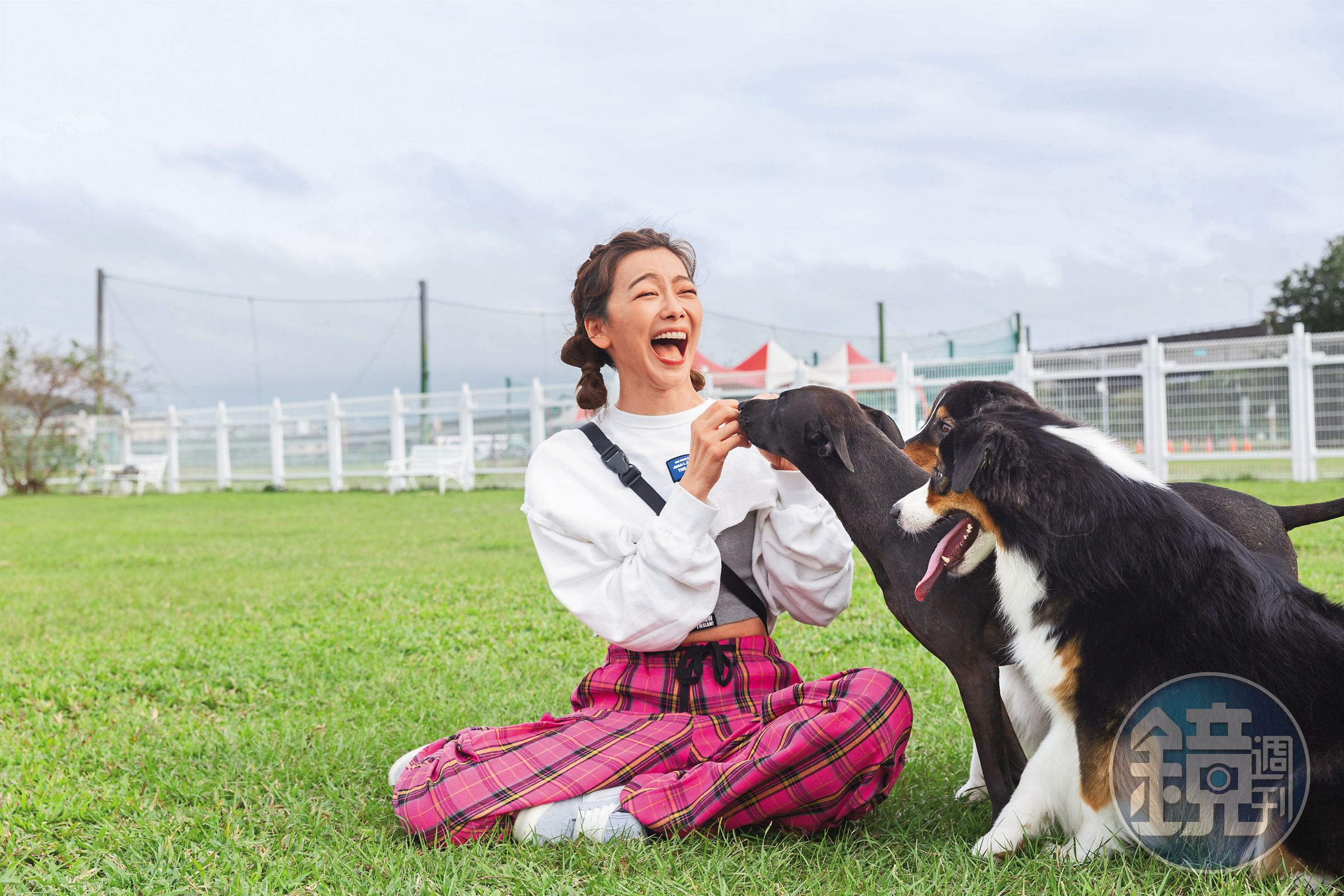 邵庭2020年帶回2隻澳洲牧羊犬大吉、大利,因大狗活力十足,每天光遛狗、陪玩就讓邵庭的生活很充實。