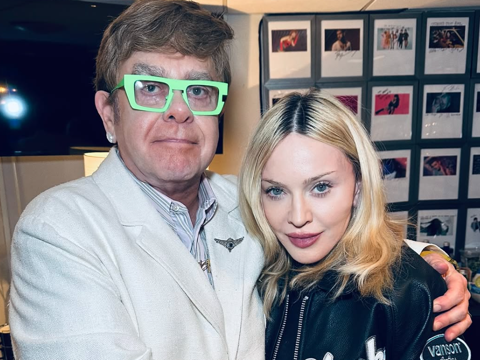 艾爾頓強（左）與瑪丹娜（右）難得合照，表示雙方大和解了。（翻攝自Madonna官方Instagram）