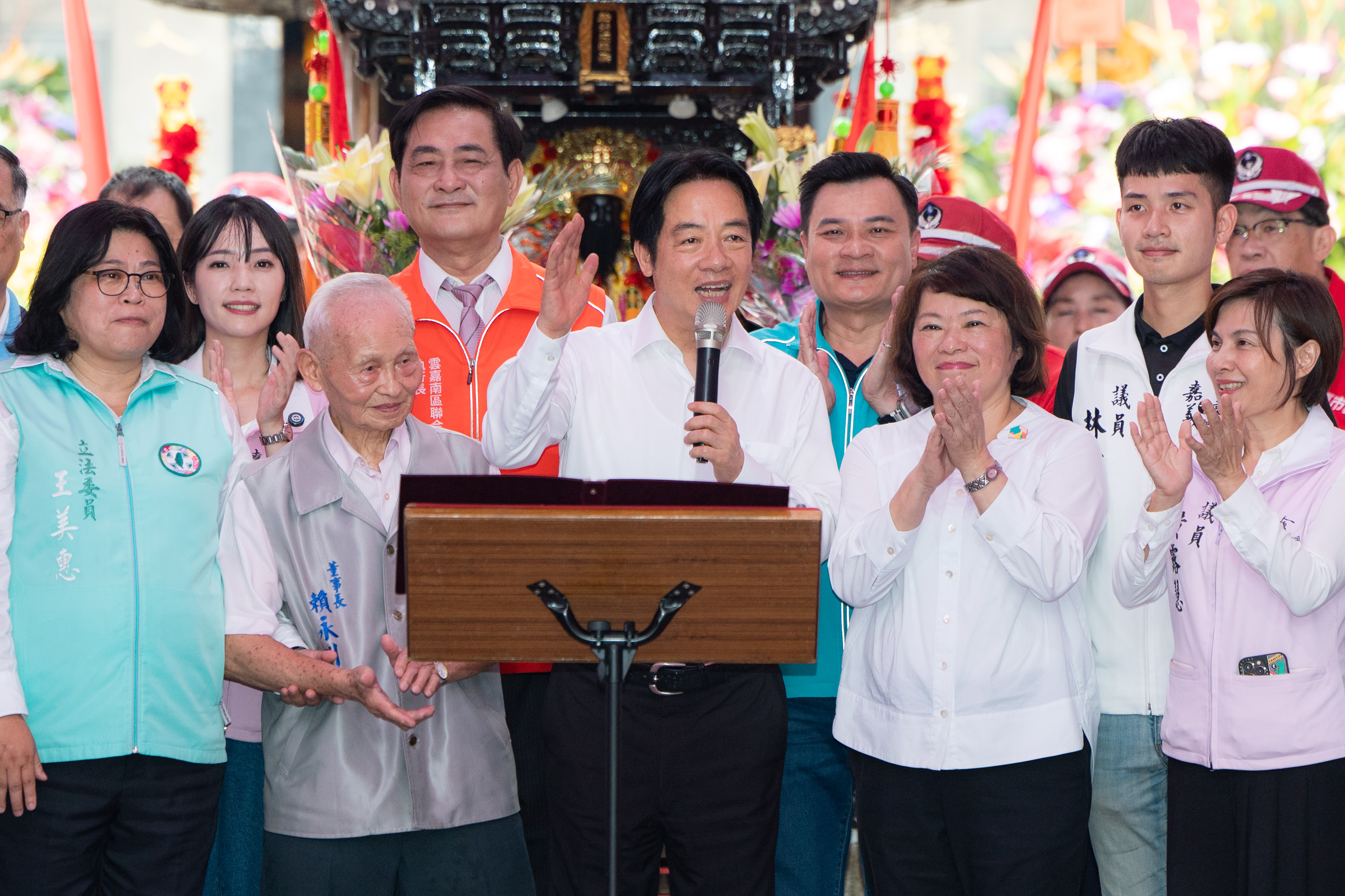 總統府國策顧問賴永川(前排左2)是總統賴清德(中)民間好友。(取自總統府Flickr)