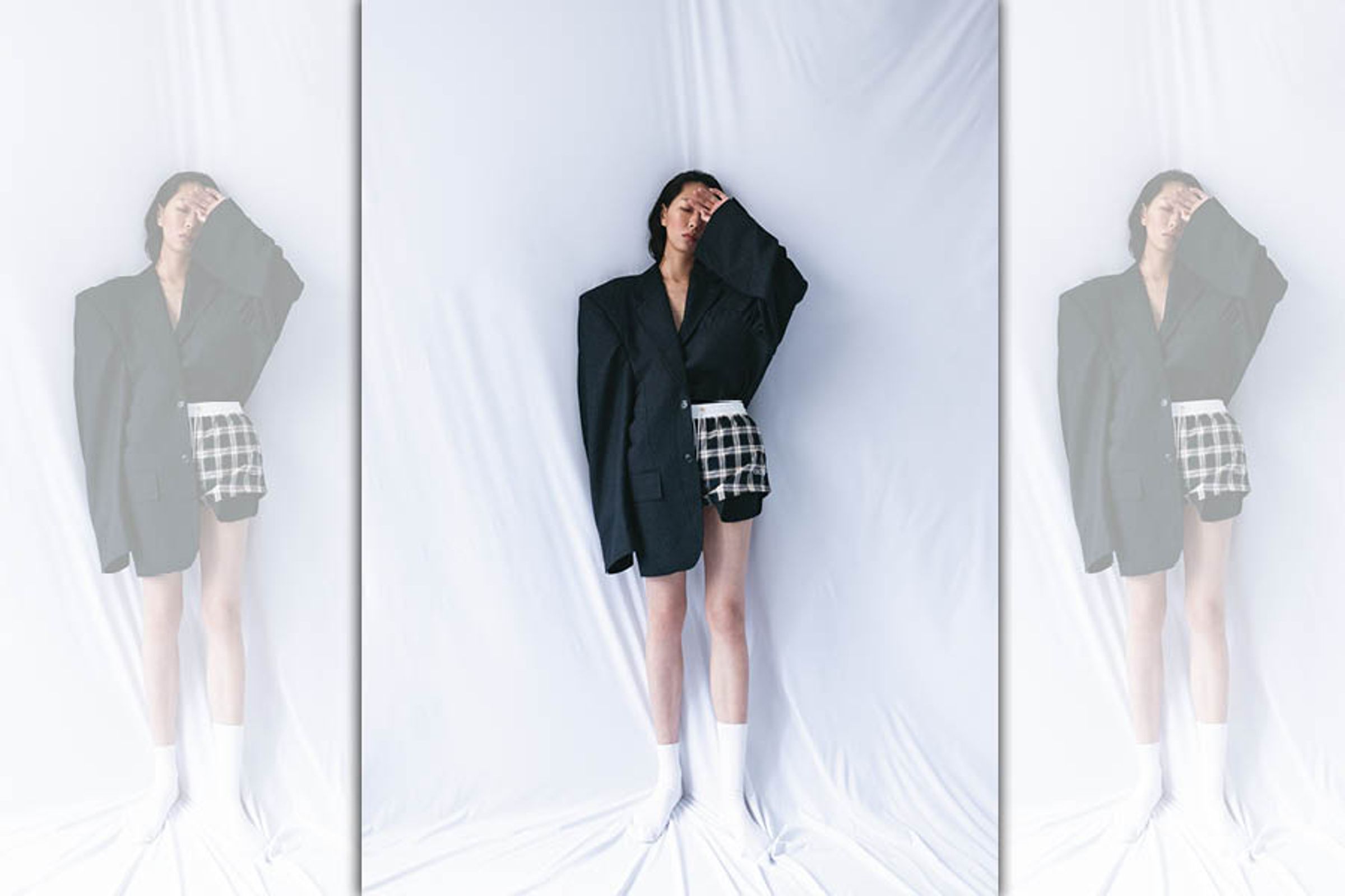 大廓形西裝外套 NT$123,900 by BALENCIAGA／格紋巴拿馬迷你短褲 NT$27,000 by ELINE BY HEDI SLIMAN／白色短襪 私物