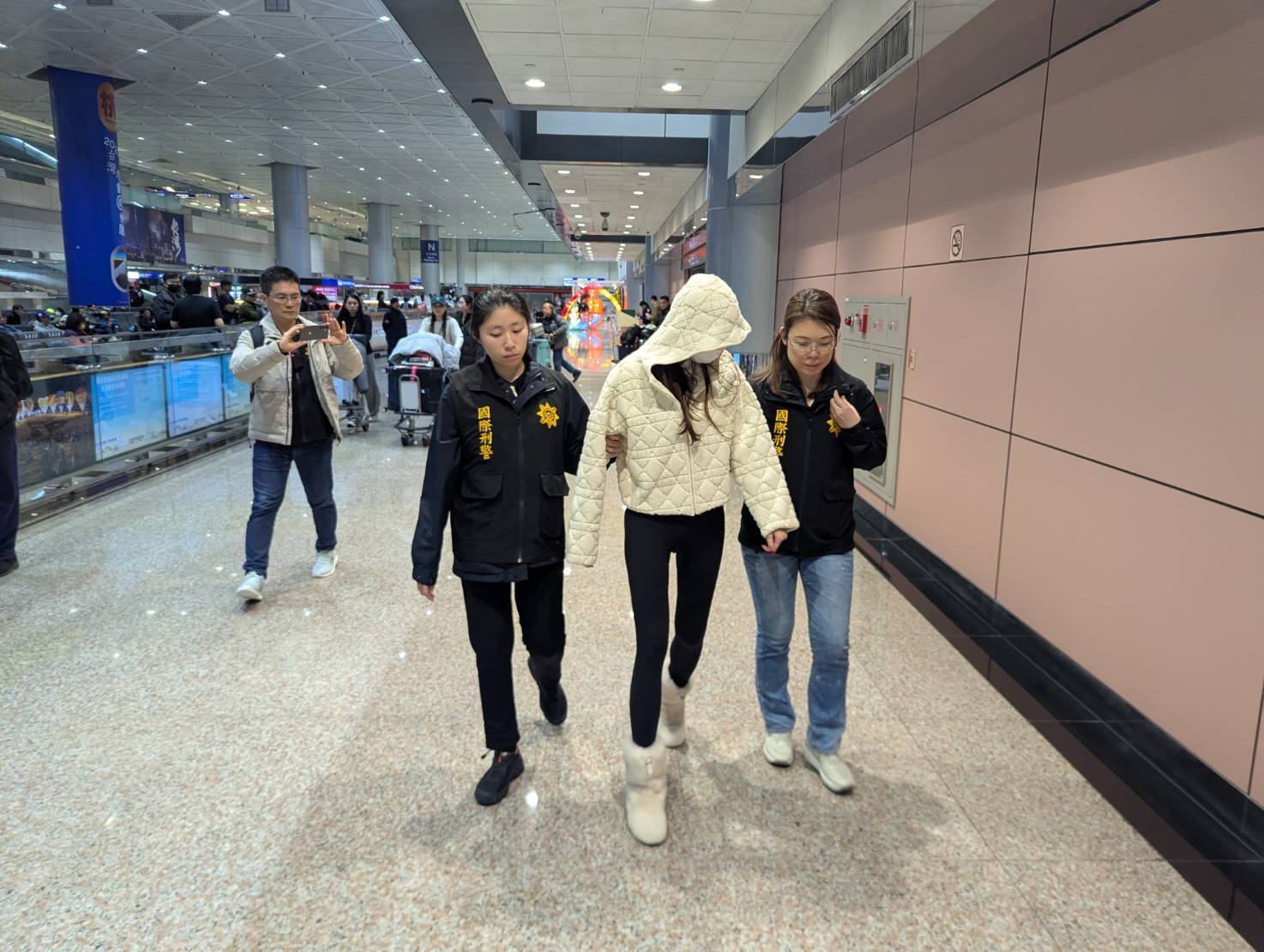 廖女在桃園機場被等候的檢警拘提到案。（中檢提供）