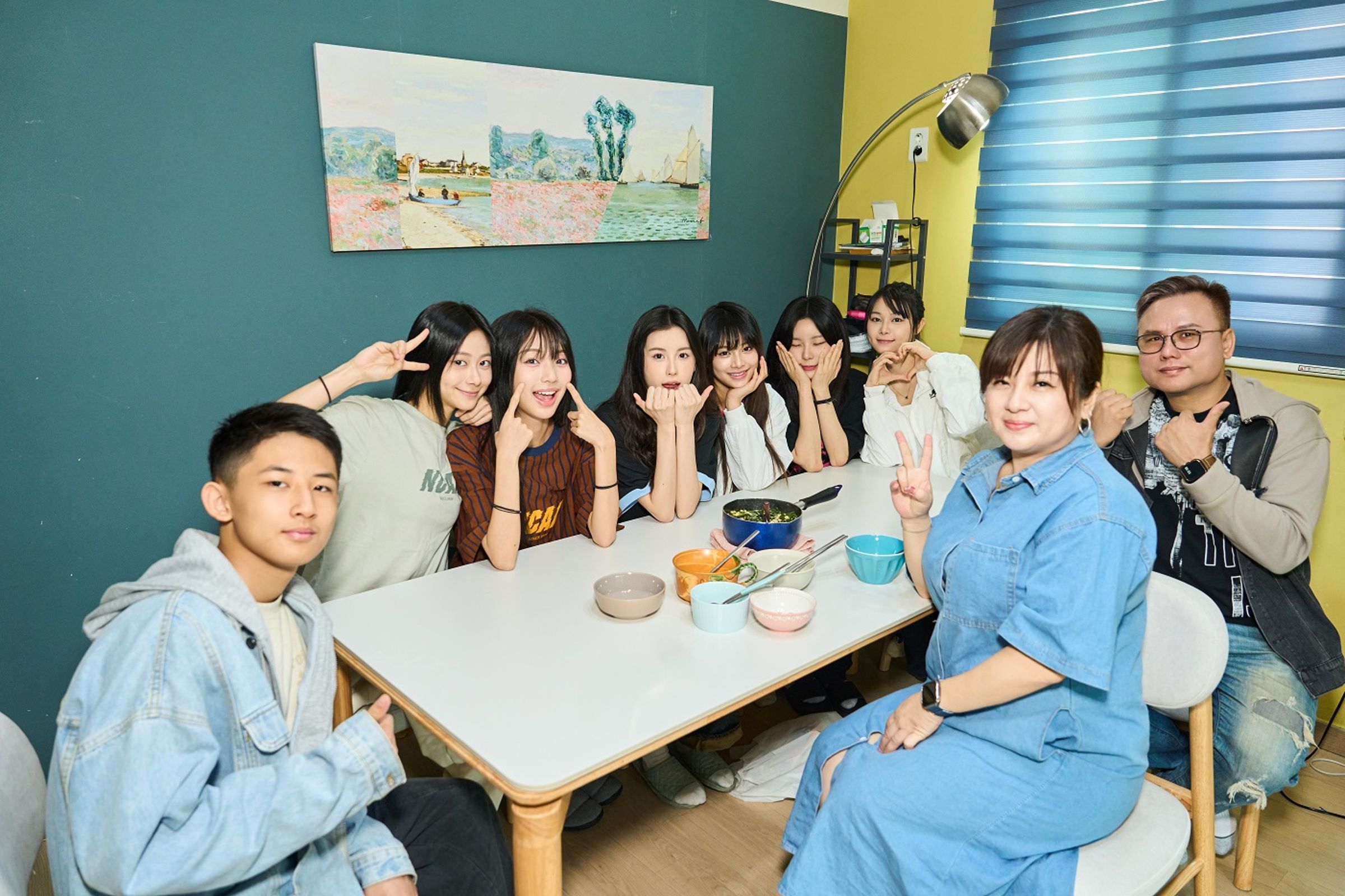  毓的家人特地到韓國陪毓過生日，毓媽媽還煮了台式家常菜給成員們解饞。（天空娛樂提供）