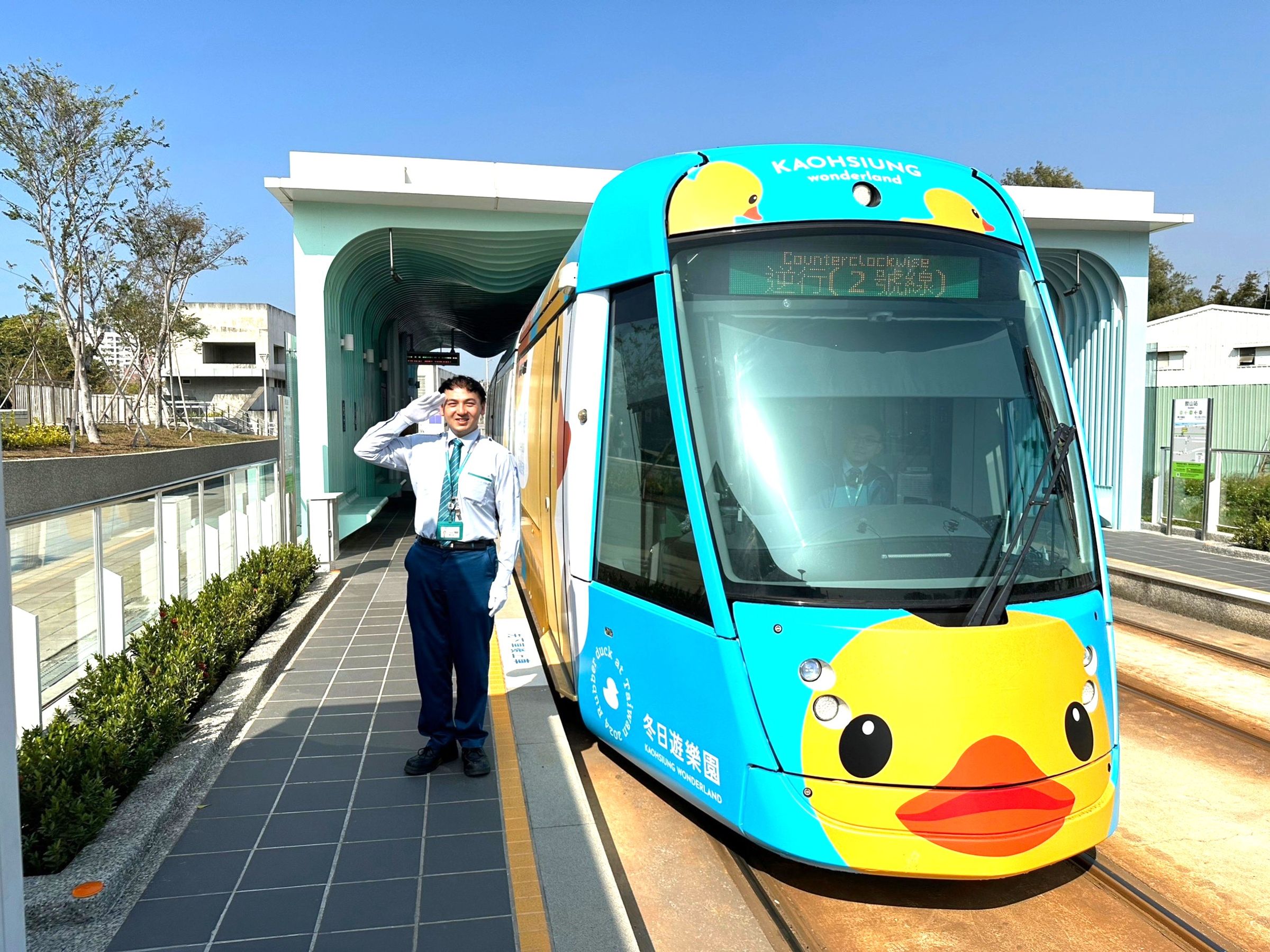 因應高雄燈會的黃色小鴨,觀光局特別推出彩繪列車。(高雄捷運提供)