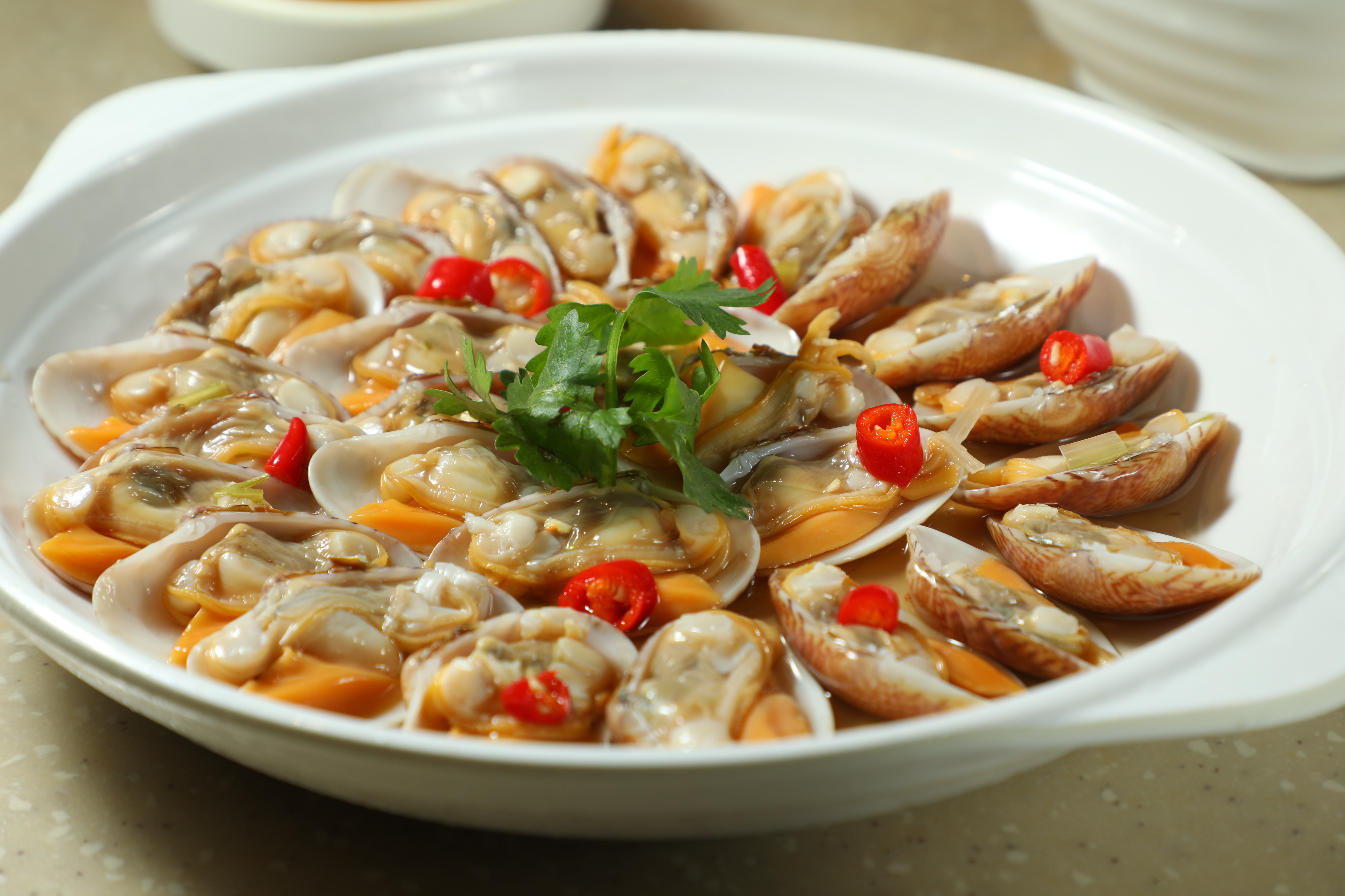 「潮樂園」除了經典打冷之外，傳統手工菜式像是「潮式生醃螄蚶」、「潮陽手打蝦蟹棗」、「荷包鱔」、「酥炸珍珠蠔」等在這都吃得到。