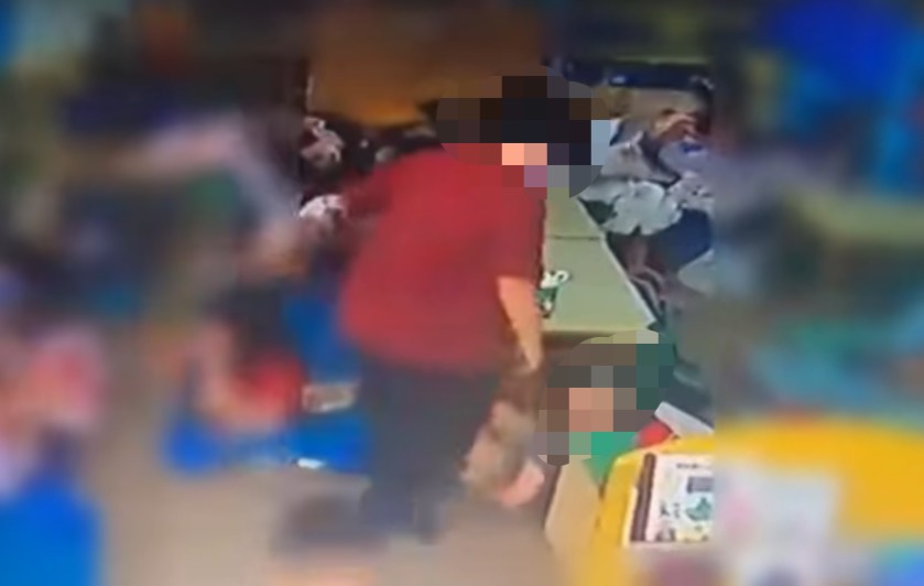 幼兒園教保員對坐在地上的男童又踹又踢，十分粗暴。翻攝百福社區好厝邊臉書