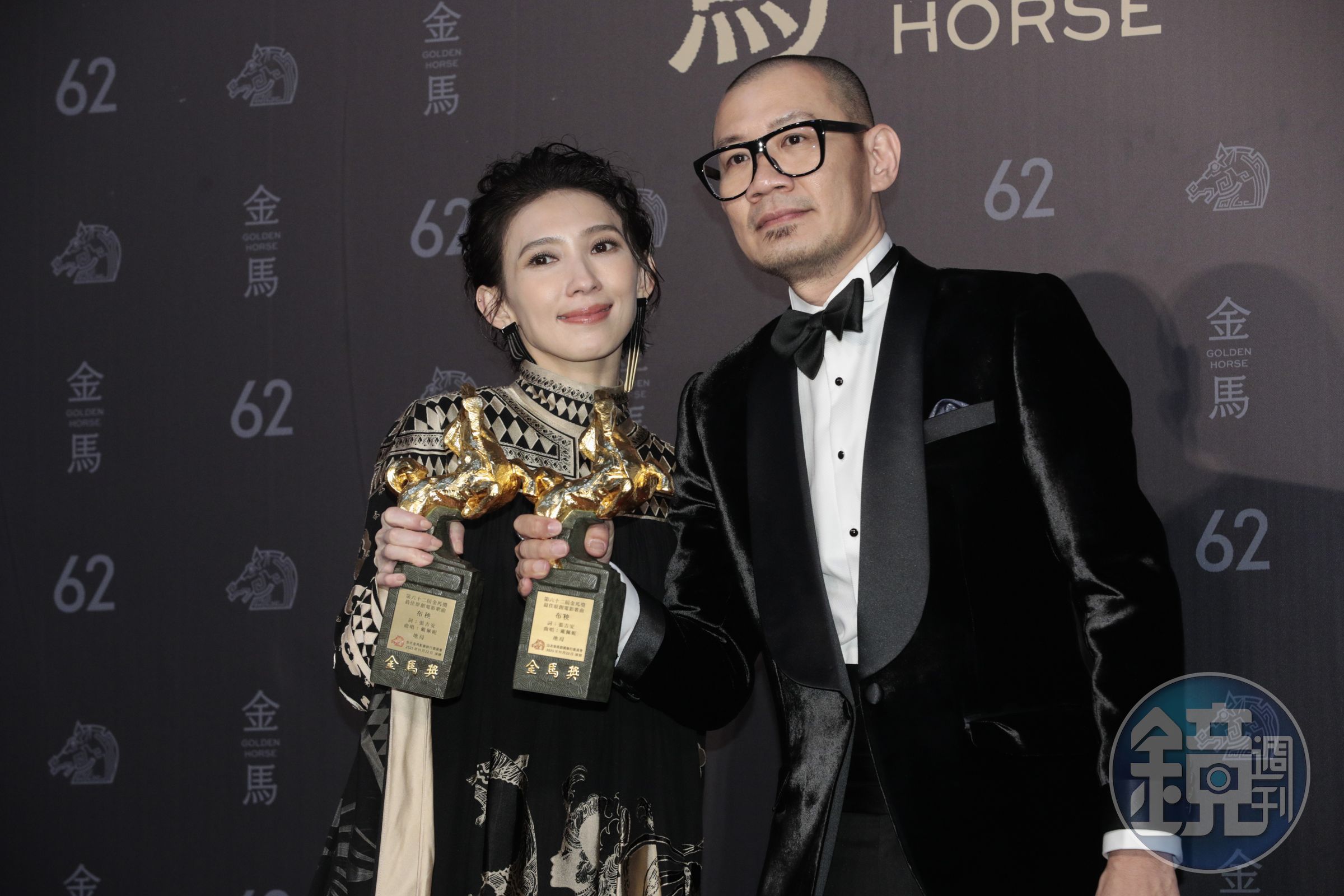 《地母》導演張吉安（右）代未出席的范冰冰領影后獎座，並與歌手戴佩妮一起獲頒最佳原創電影歌曲獎。