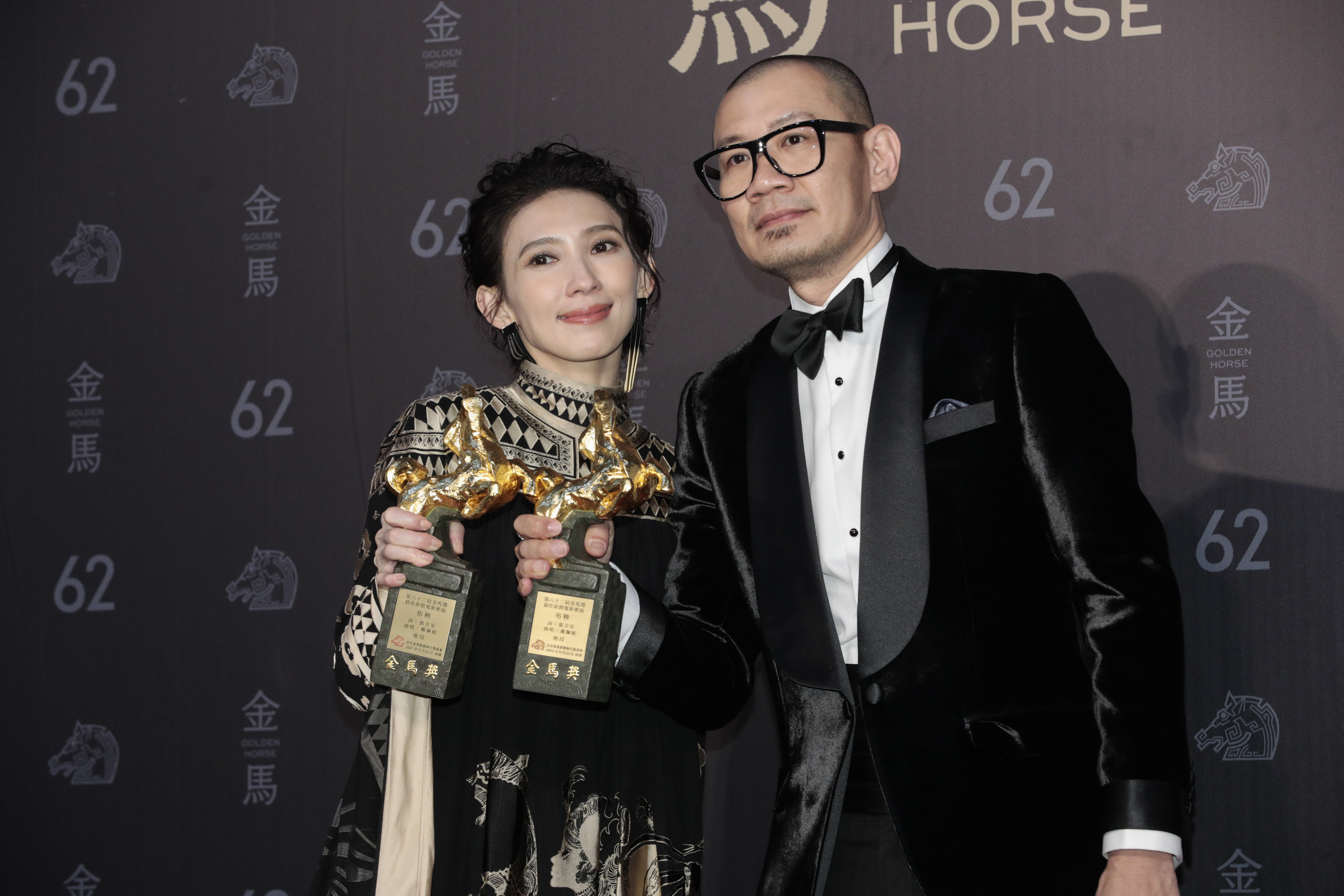 《地母》導演張吉安(右)代未出席的范冰冰領影后獎座,並與歌手戴佩妮一起獲頒最佳原創電影歌曲獎。