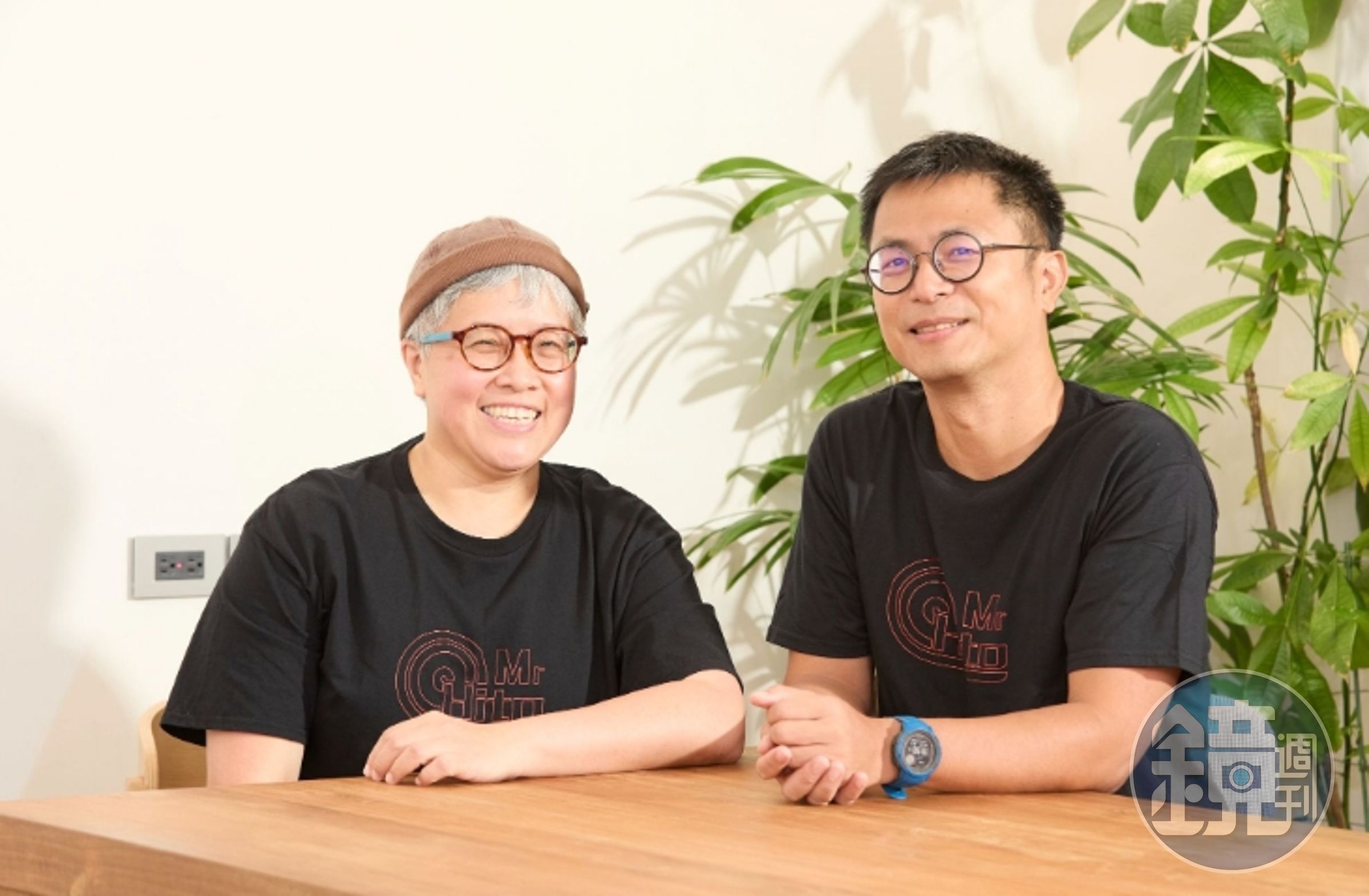 導演高炳權(右)與音樂導演黃婷一起討論不同單元的合適人選。
