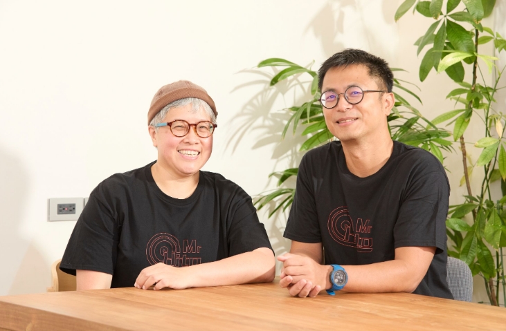 導演高炳權(右)與音樂導演黃婷一起討論不同單元的合適人選。