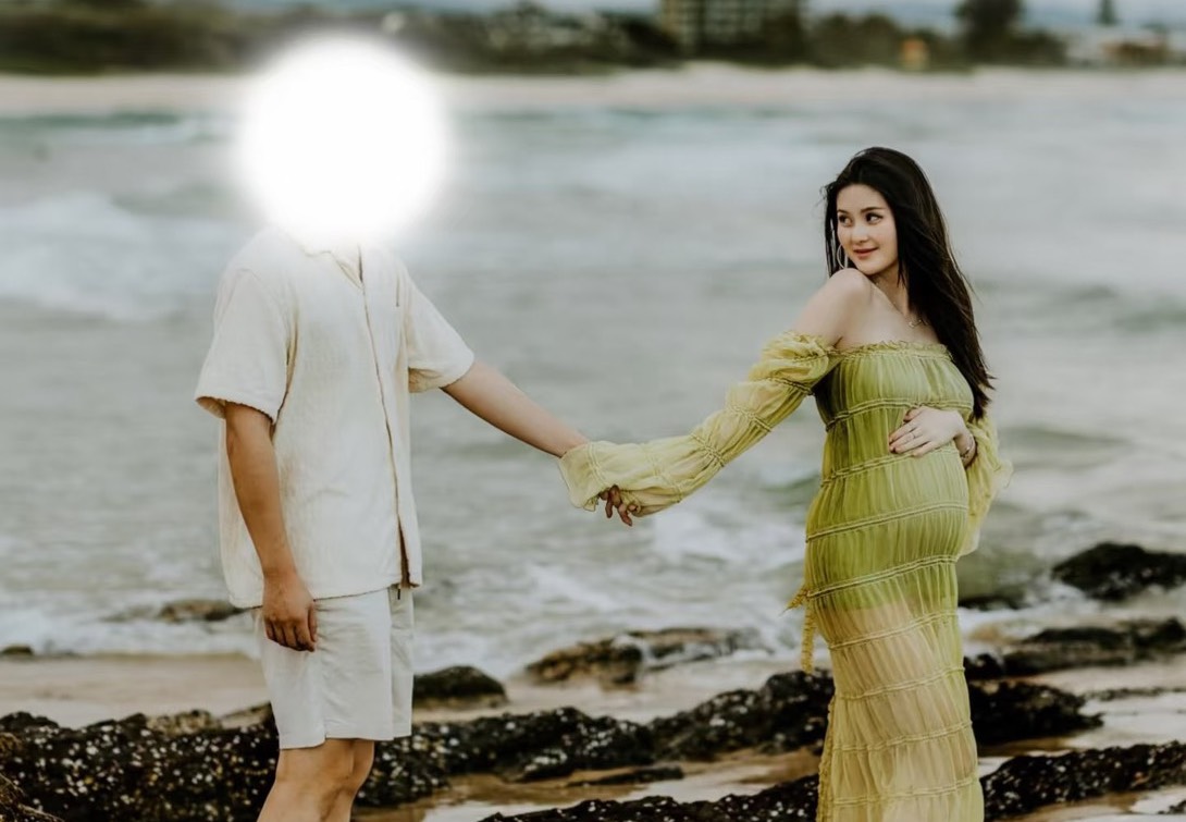 一名男子貼出自己與廖思惟的合照,可見廖思惟挺著孕肚。(翻攝小紅書)