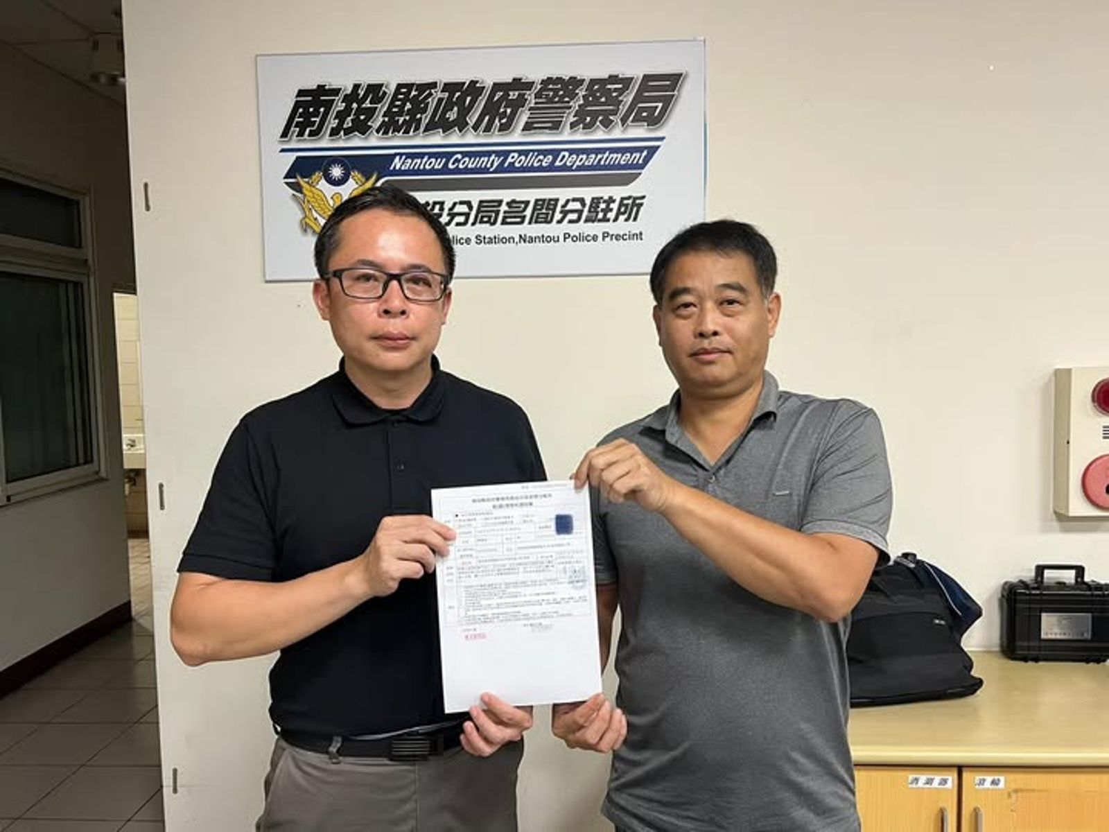 自救會懸掛的布條遭人破壞、竊取,陳翰立(左)協助自救會總幹事前往分駐所提告。(翻攝陳翰立臉書)