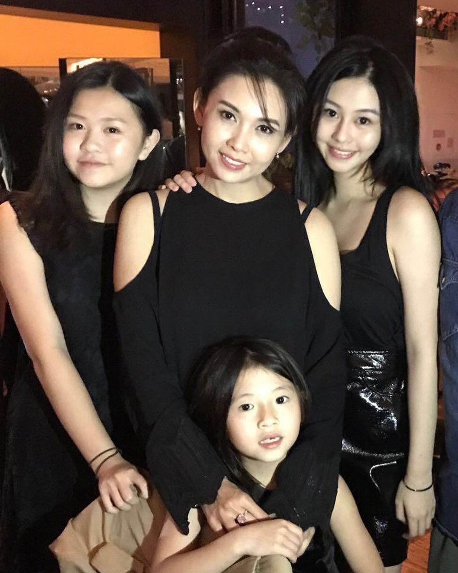邱淑貞(中)有3個寶貝女兒——沈月(右)、沈日(左)、沈晨(前)。(翻攝yuetyuetxx IG)