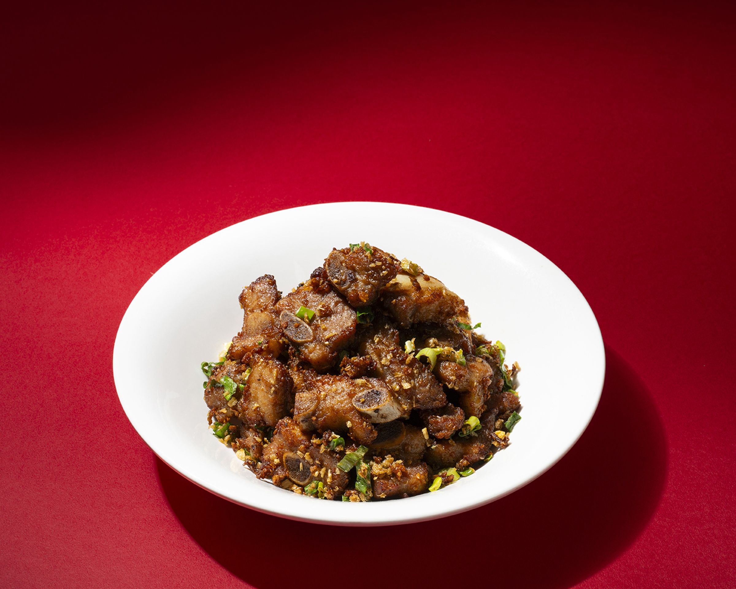 「蒜味嫩子排」醃製入味,蒜香濃郁。(春申食府提供)