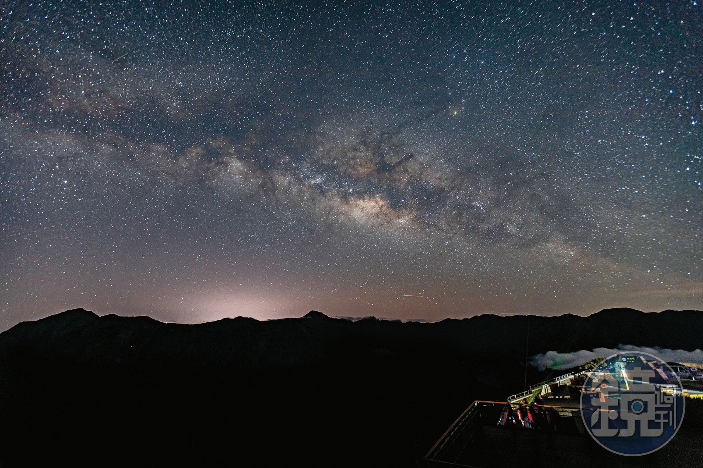 站在昆陽停車場仰望星空,銀河從東南方升起,雲海在腳下翻湧,遠方的山稜線彷彿在與星辰對話,是攝影師推薦給入門者的觀星點之一。