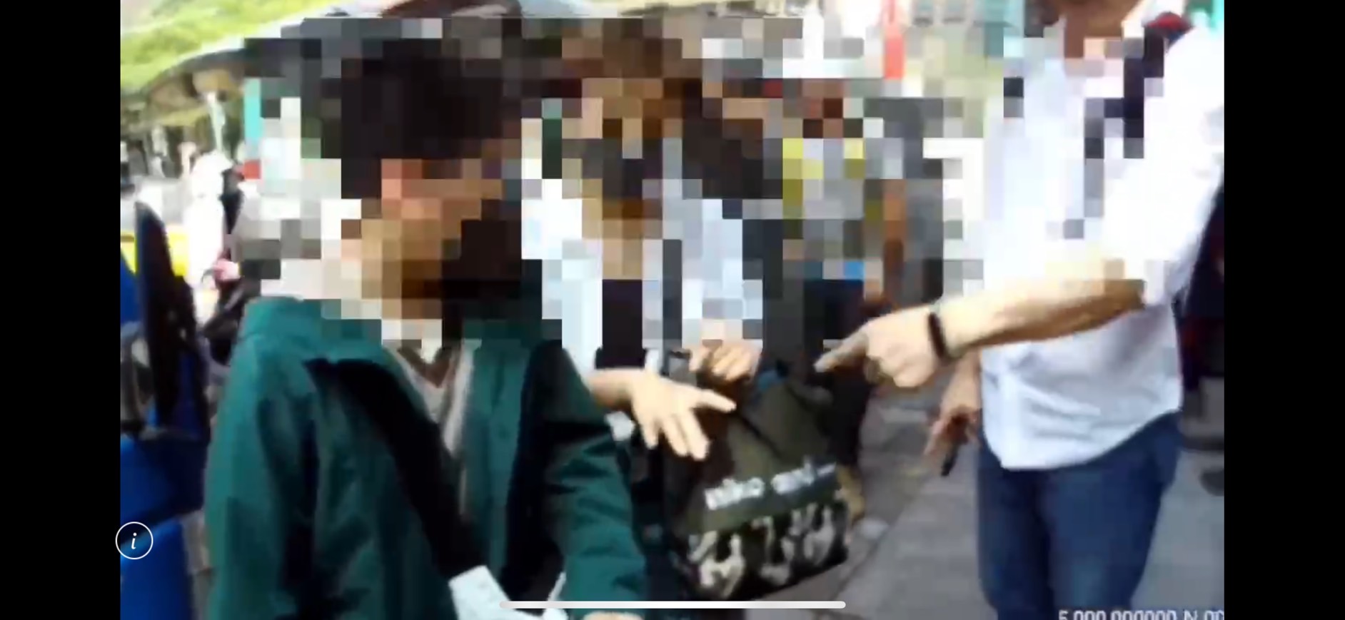 香港籍母子當時路過該工地旁遭鐵條砸傷,所幸傷勢輕微。(翻攝畫面)