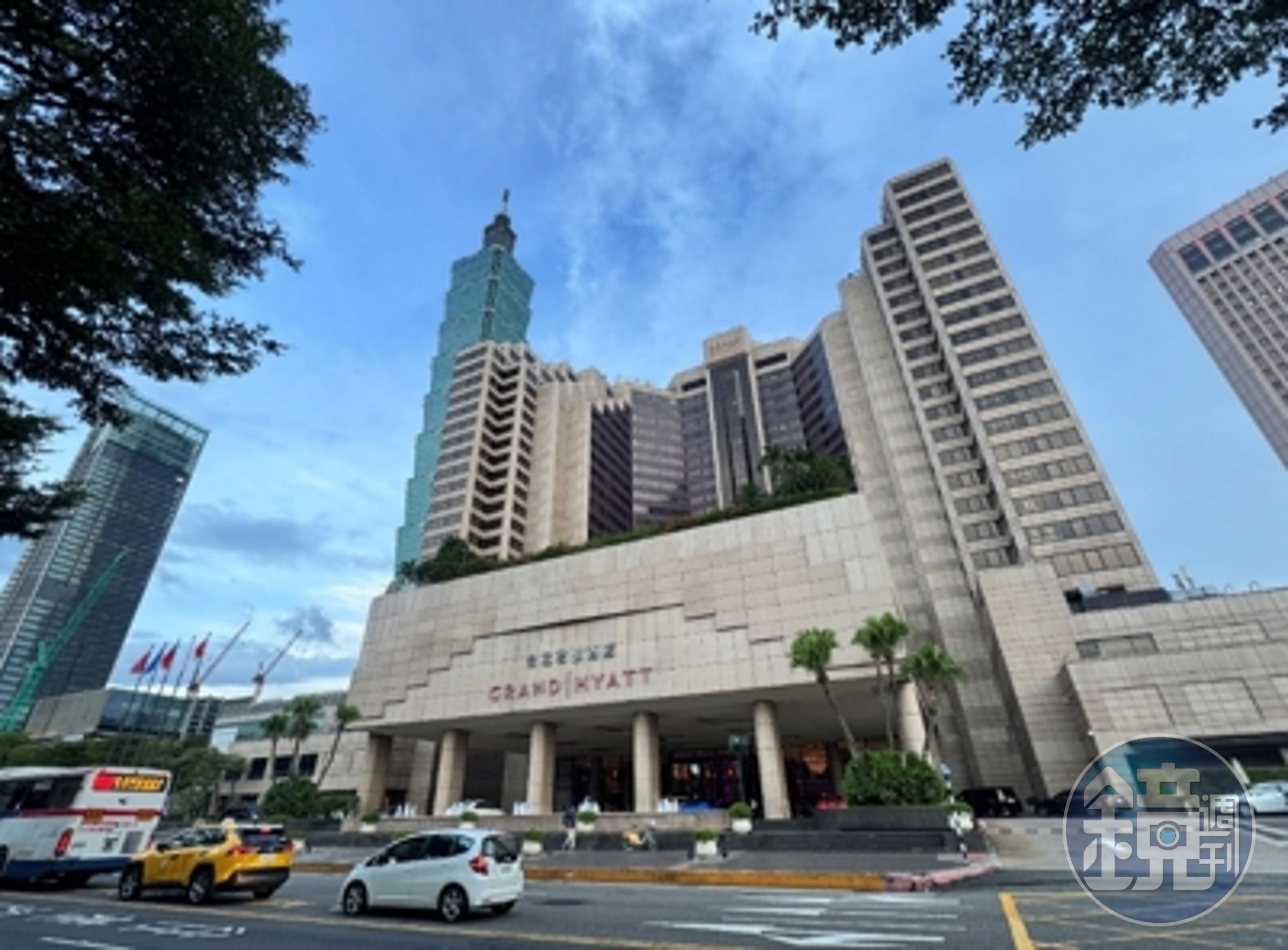 90年代，台北信義區周遭尚未開發如今日繁華，在新加坡豐隆集團開發下，君悅緊鄰世貿中心，至今仍舊是信義區顯著地標物之一。