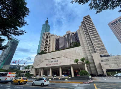90年代，台北信義區周遭尚未開發如今日繁華，在新加坡豐隆集團開發下，君悅緊鄰世貿中心，至今仍舊是信義區顯著地標物之一。