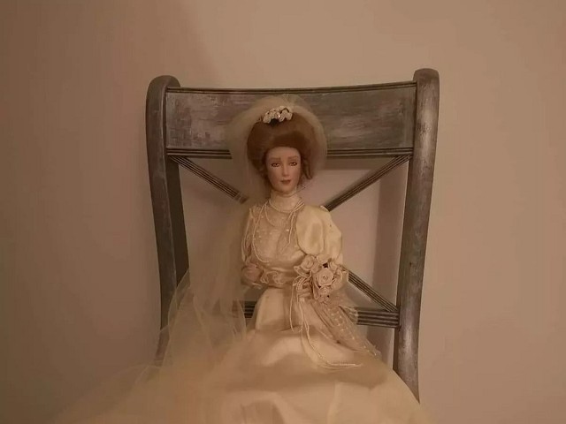 膽小勿入！這尊「鬼娃新娘」強烈仇男，收藏者：至少17男被她攻擊抓傷。（翻自《每日星報》）