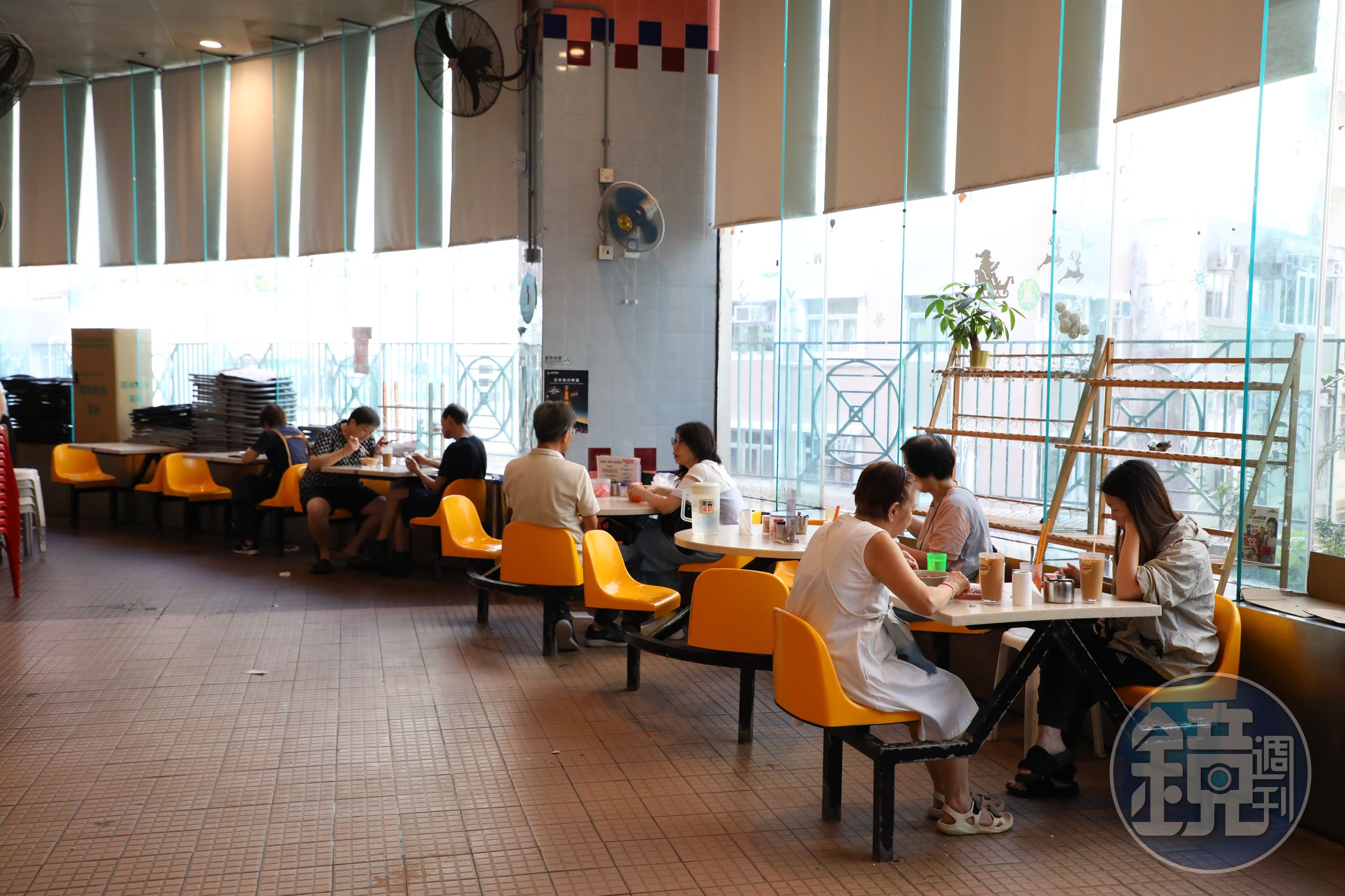 黃泥涌市政大廈熟食中心臨窗的用餐區，潔淨度堪比百貨美食街。
