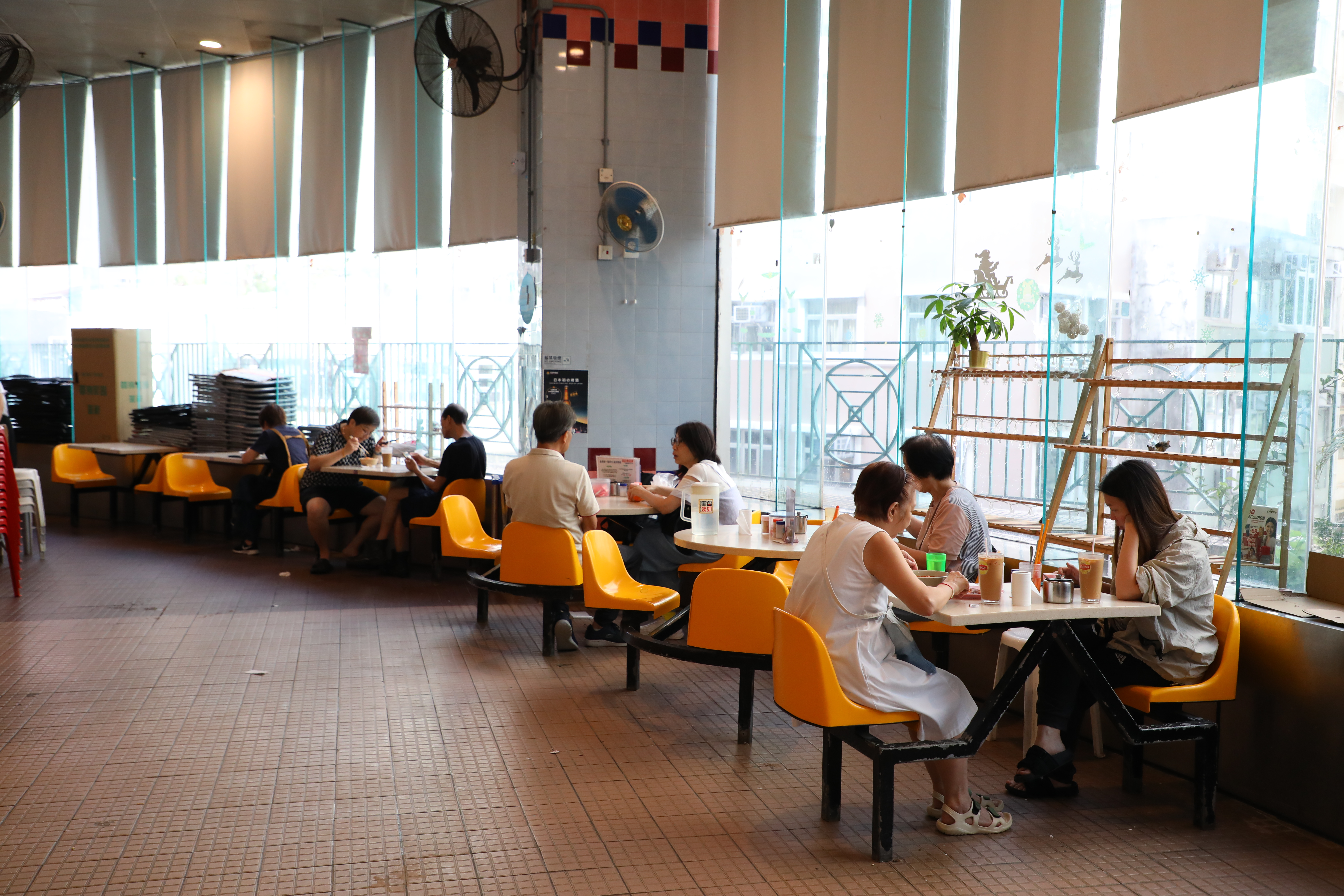 黃泥涌市政大廈熟食中心臨窗的用餐區，潔淨度堪比百貨美食街。