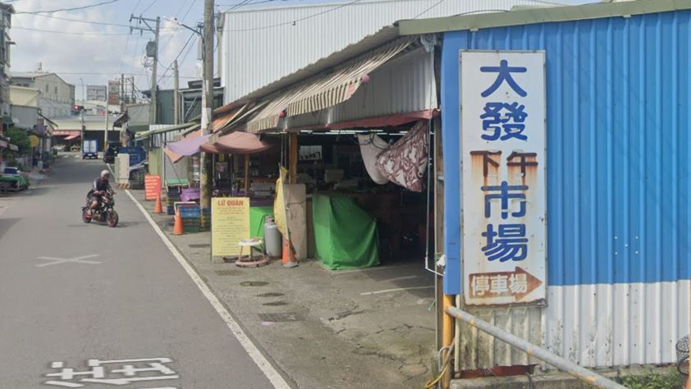 高雄大寮區大發市場爆搶案,警方動作慢半拍挨轟。(翻攝google maps)