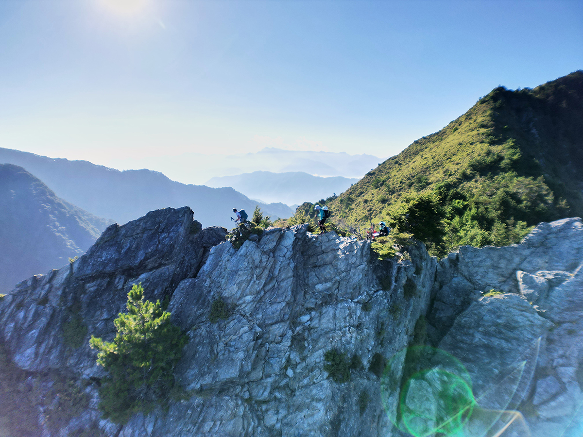 紀錄片《赤心巔峰》跑者在山脊訓練的過程令人看得膽顫心驚。（活水文化提供）