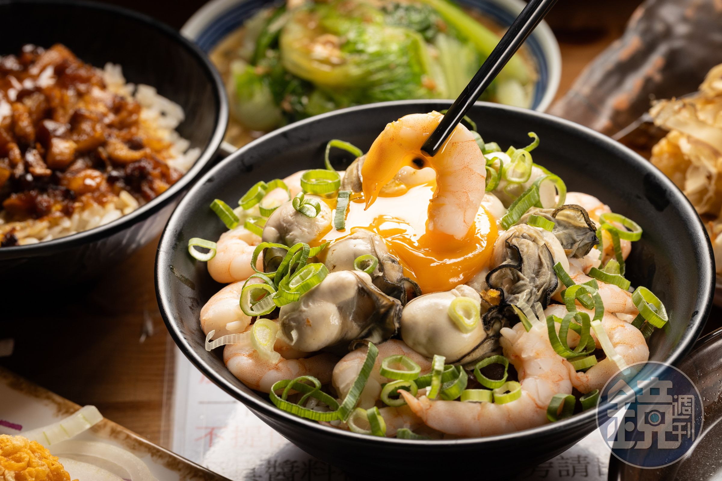 梅菊的「月見龍痛滷肉飯」以老闆引以為傲的滷肉飯為基底，配上汆燙的白蝦仁與鮮蚵。（220／碗）