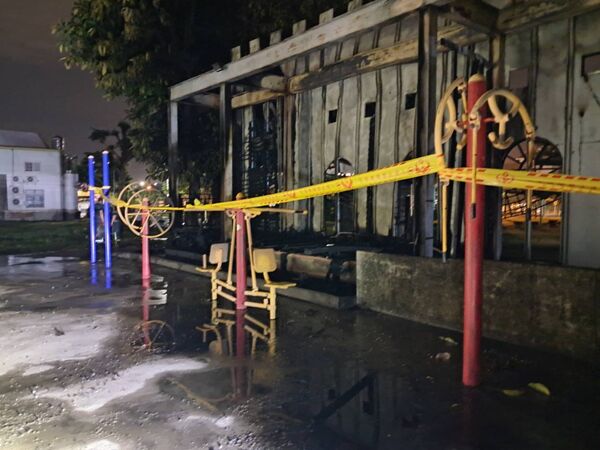 火勢在一個小時左右被撲滅，並沒有波及一的運動器材和兒童設施。（翻攝畫面）