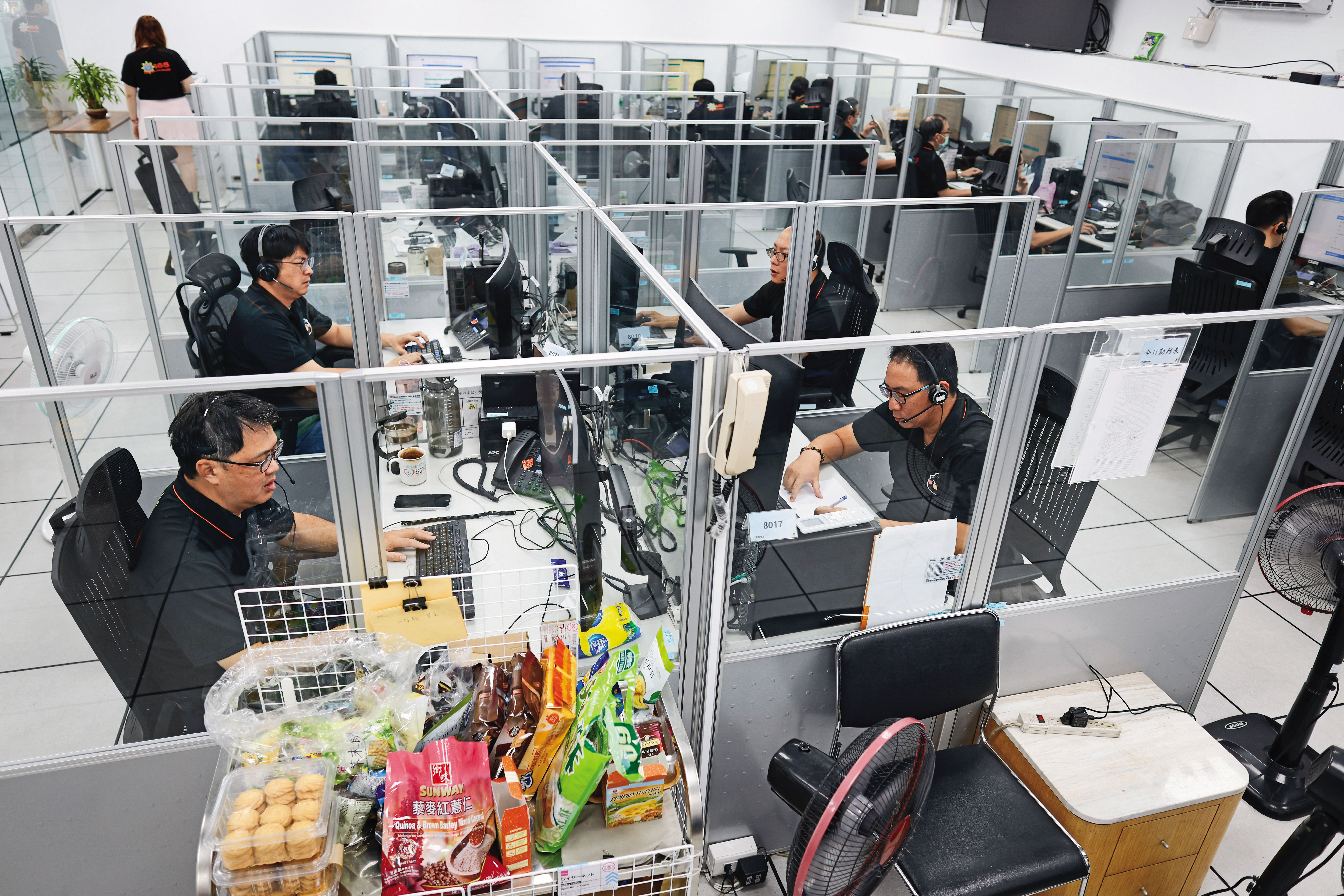 165專線目前由四十多名員警全年無休、24小時輪班接聽電話。