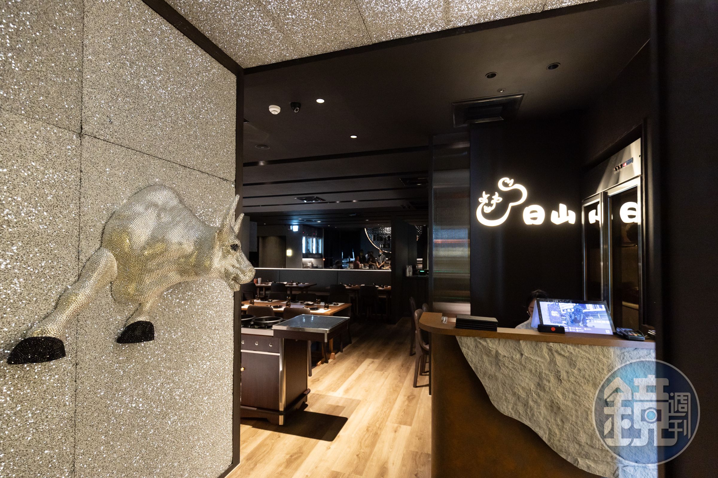 台北店玄關處天花板的星空元素由特殊鋁料打造，只要燈光照射就能創造出星空感，星空底下牛隻活力充沛的向前姿態，展現日山對和牛的自信。