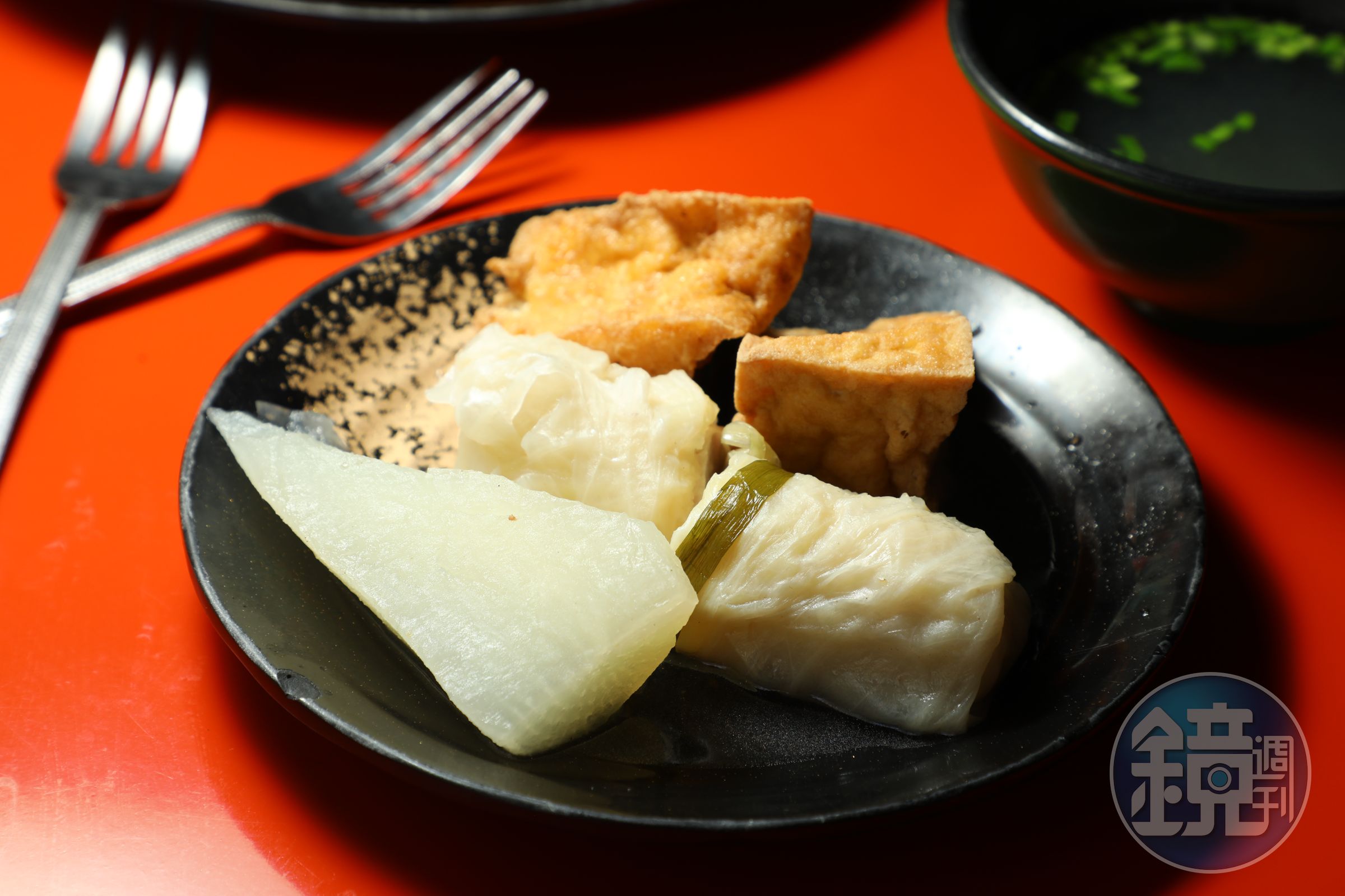 (左起)菜頭(10元/個)、高麗菜捲(35元/個)、三角豆腐(20元/個)是最受歡迎的長銷品項。