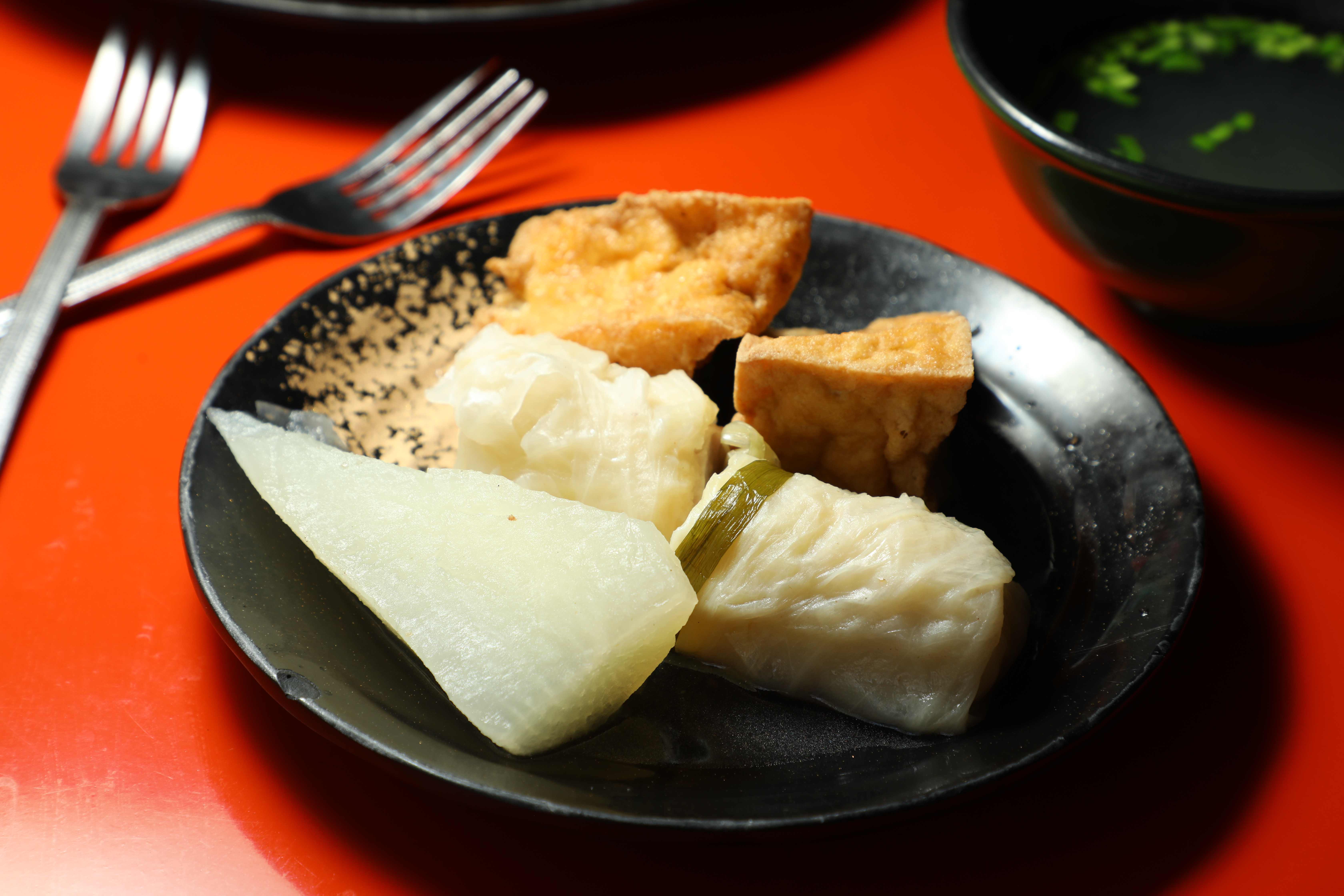 （左起）菜頭（10元／個）、高麗菜捲（35元／個）、三角豆腐（20元／個）是最受歡迎的長銷品項。