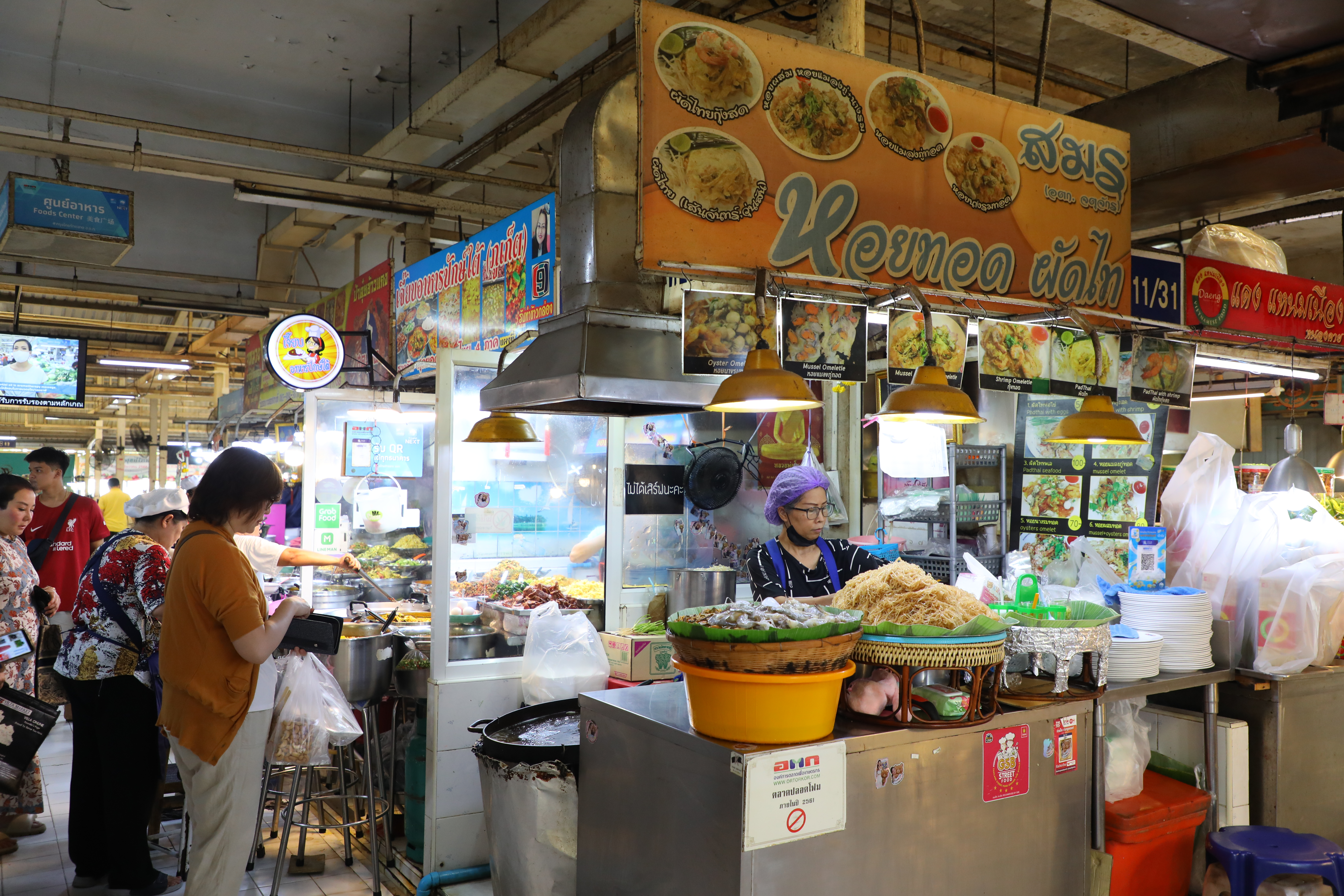 這間小店專賣炒河粉和蚵仔煎,是吃飯時間的熱門攤位。