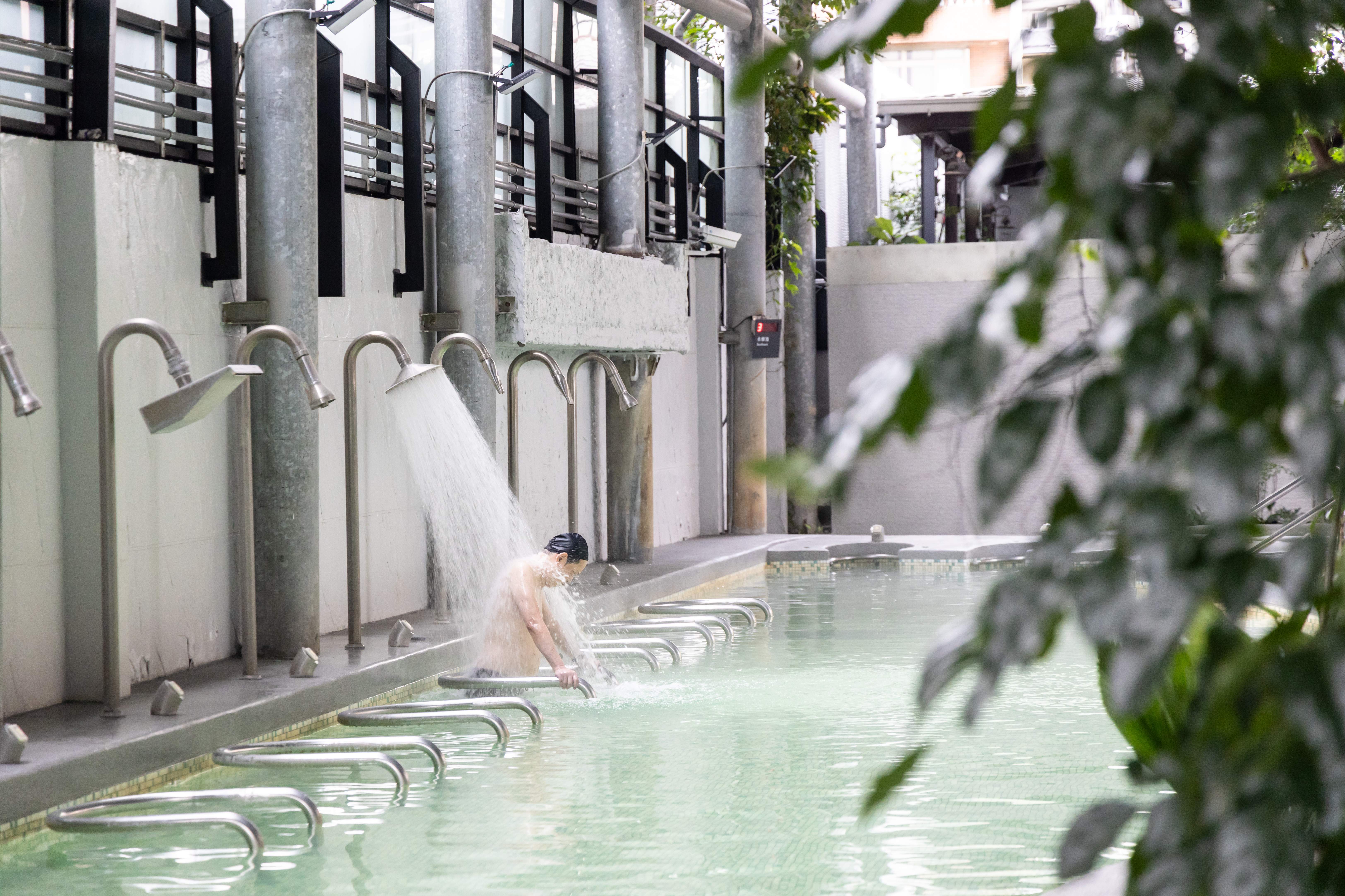 「泉境SPA」提供水療池、超音波按摩、兒童池、烤箱，以及溫泉魚池體驗等多樣設施。