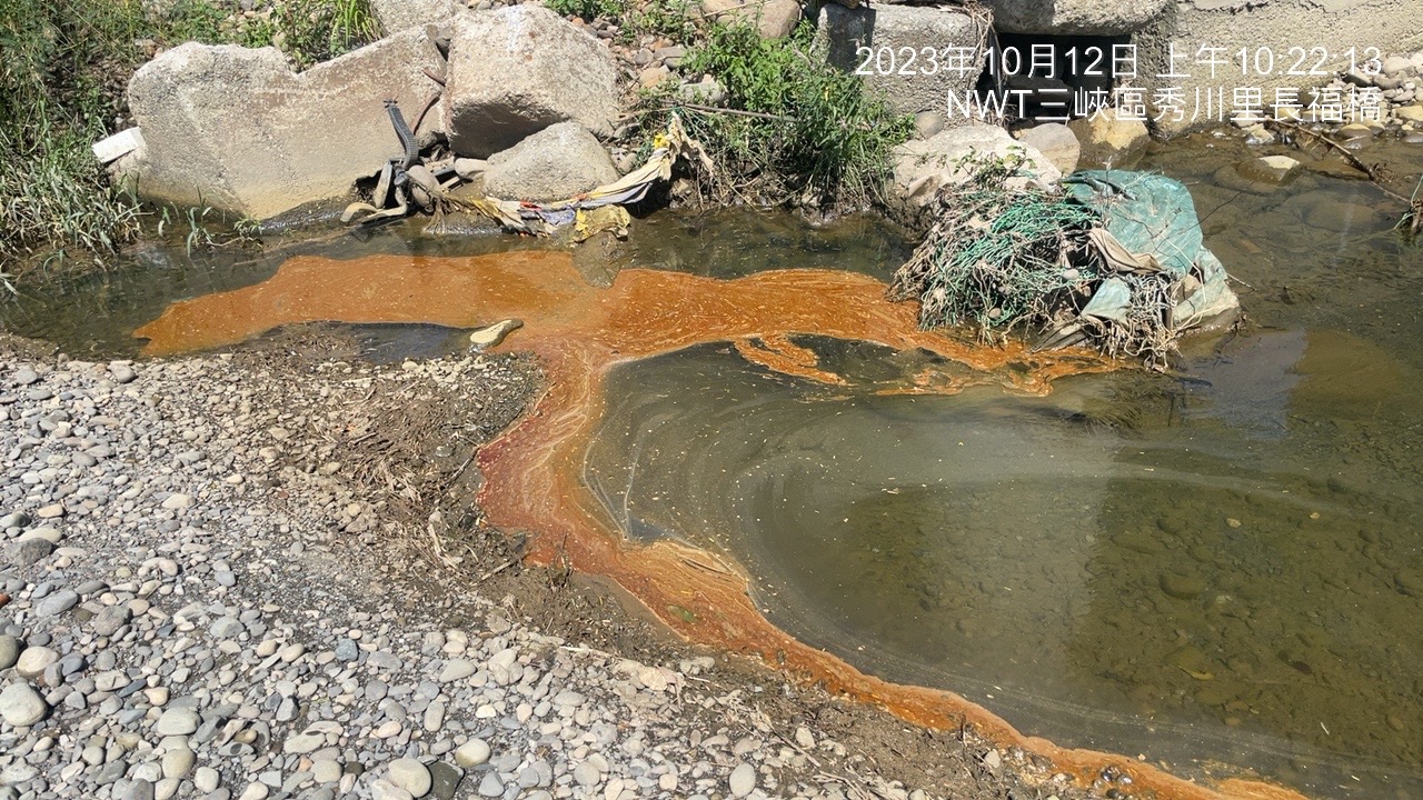 10月12日稽查員主動巡查時，發現長福橋下又出現黃油渣立即啟動稽查。（新北環保局提供）
