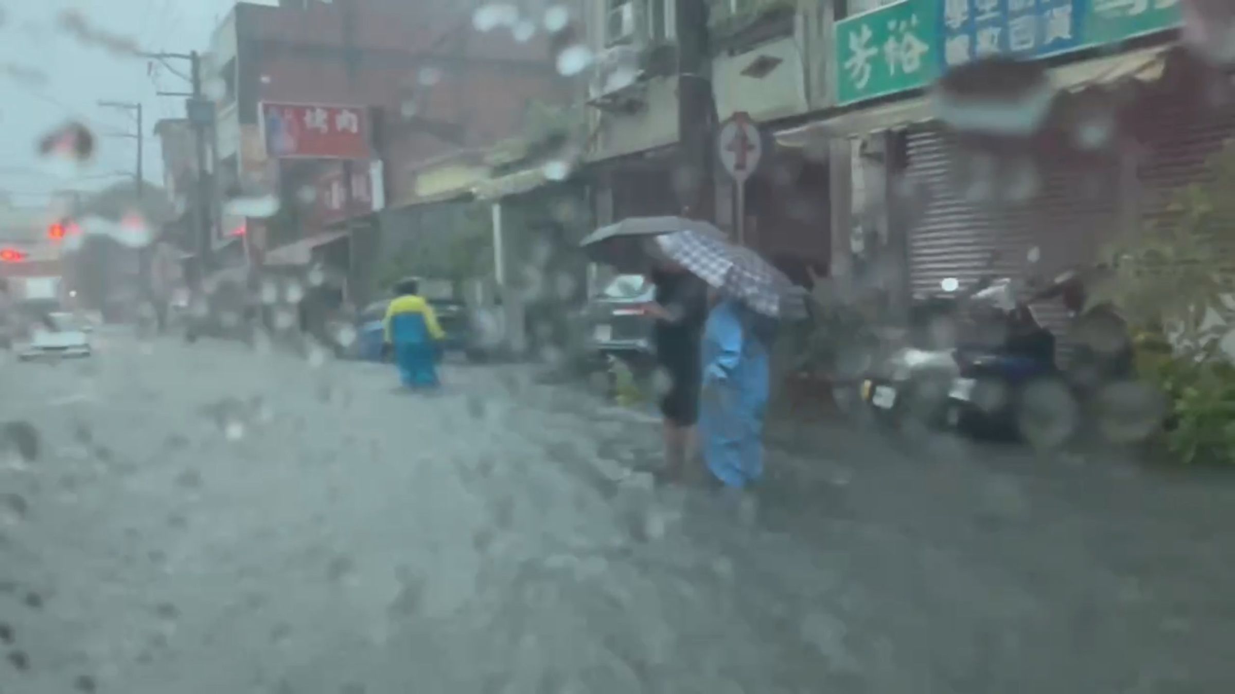 豪大雨狂炸彰化,各地淹水災情頻傳。(翻攝記者爆料網)