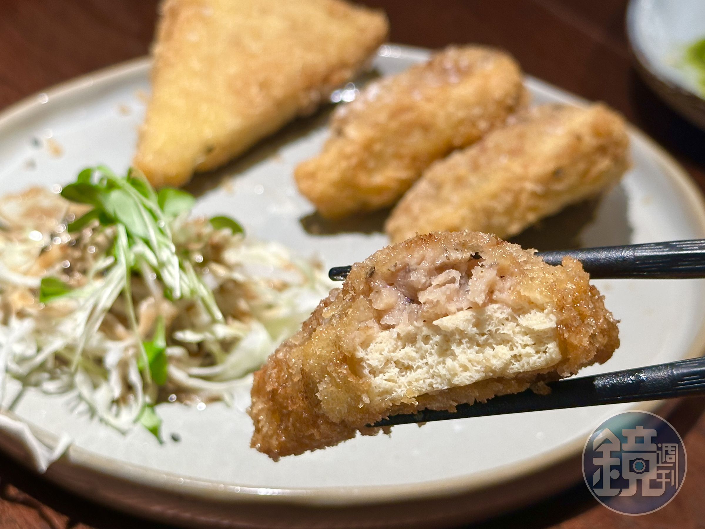 「松露百花臭豆腐」外皮酥脆，植物肉餡有松露香氣，臭豆腐軟嫩有汁。（290元／份）