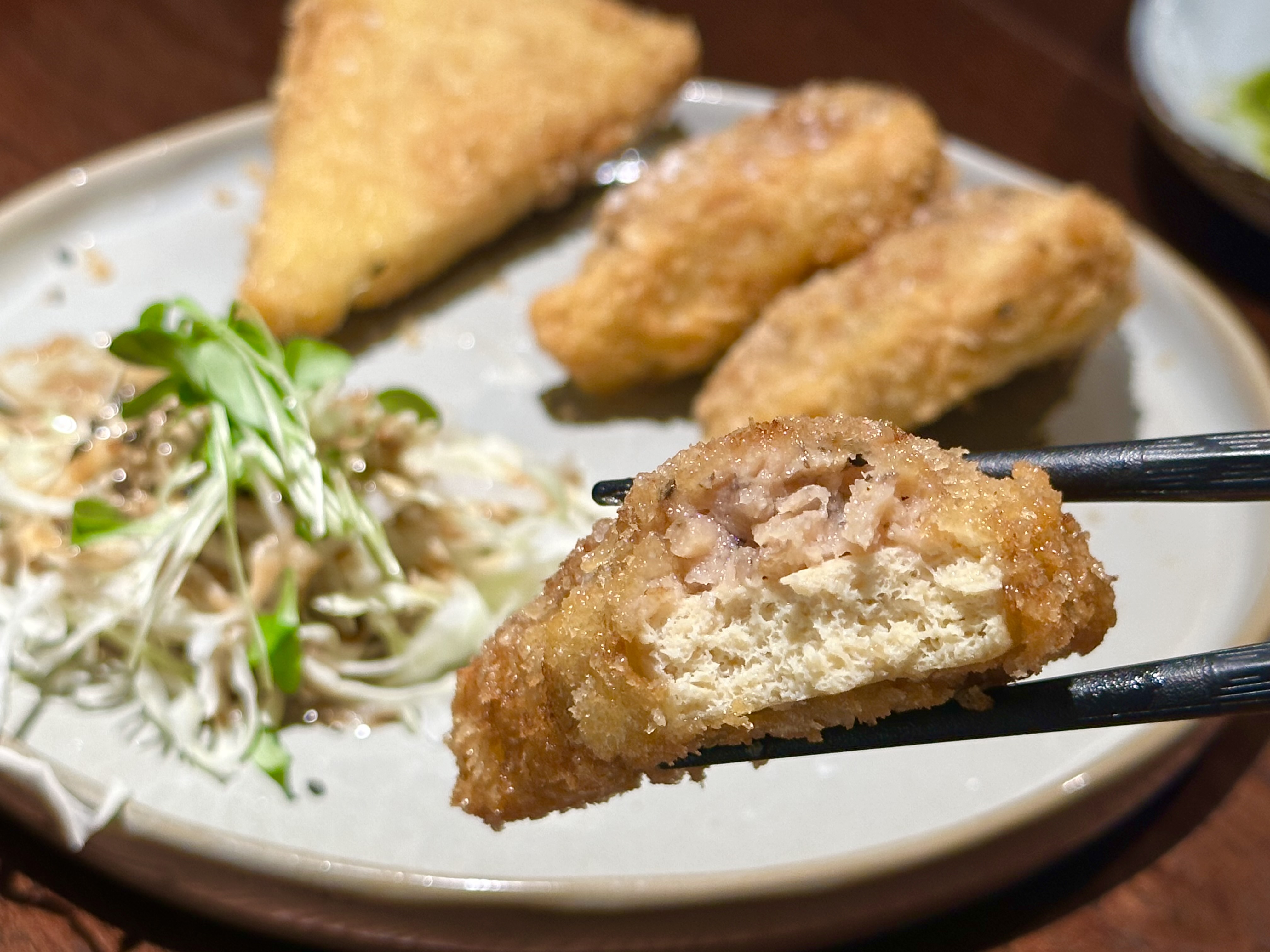 「松露百花臭豆腐」外皮酥脆，植物肉餡有松露香氣，臭豆腐軟嫩有汁。（290元／份）