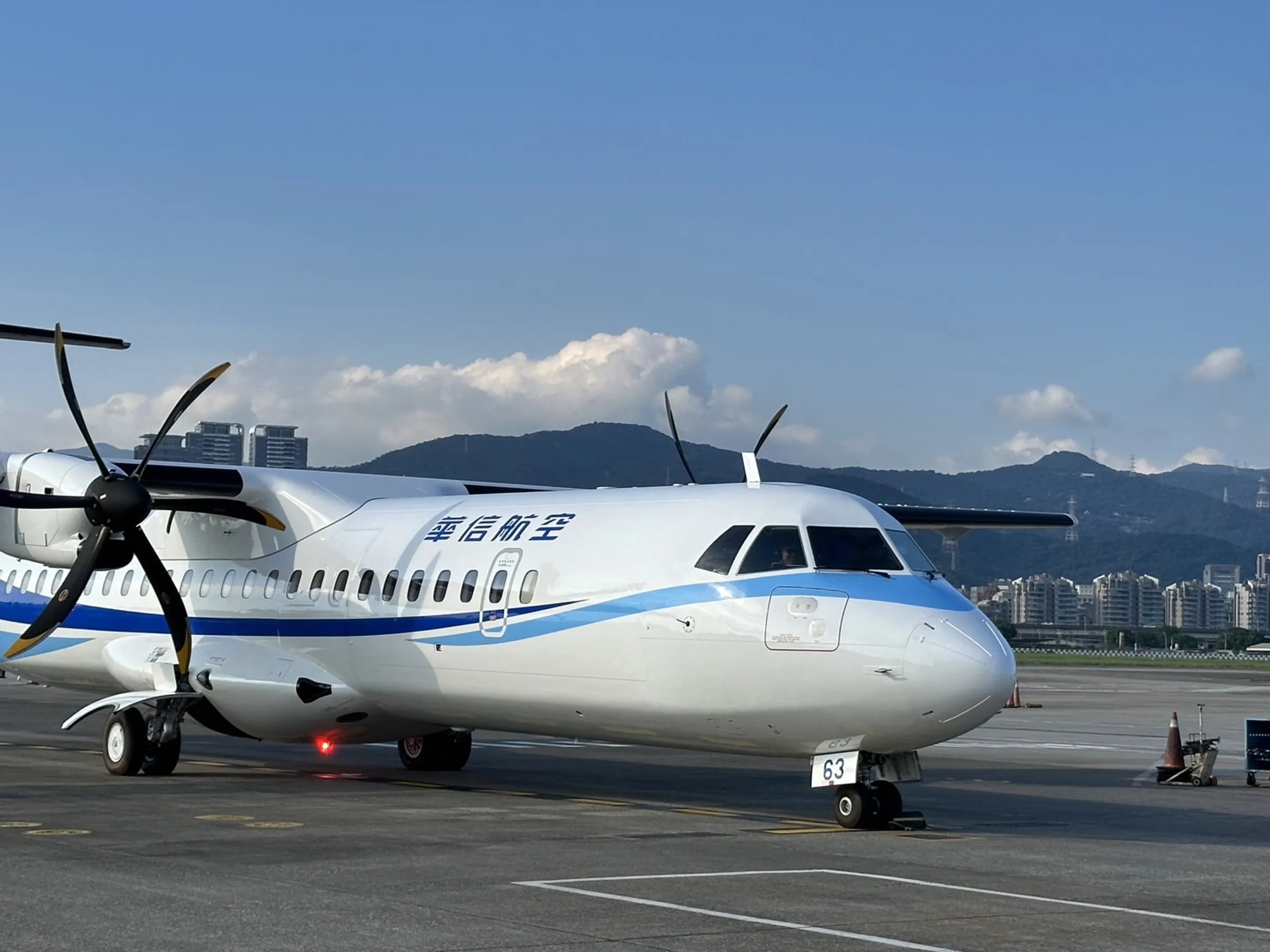 華信航空AE301返航高雄,疑因引擎罩脫落導致機體發出「咚咚咚」聲響。示意圖(翻攝自華信航空臉書)