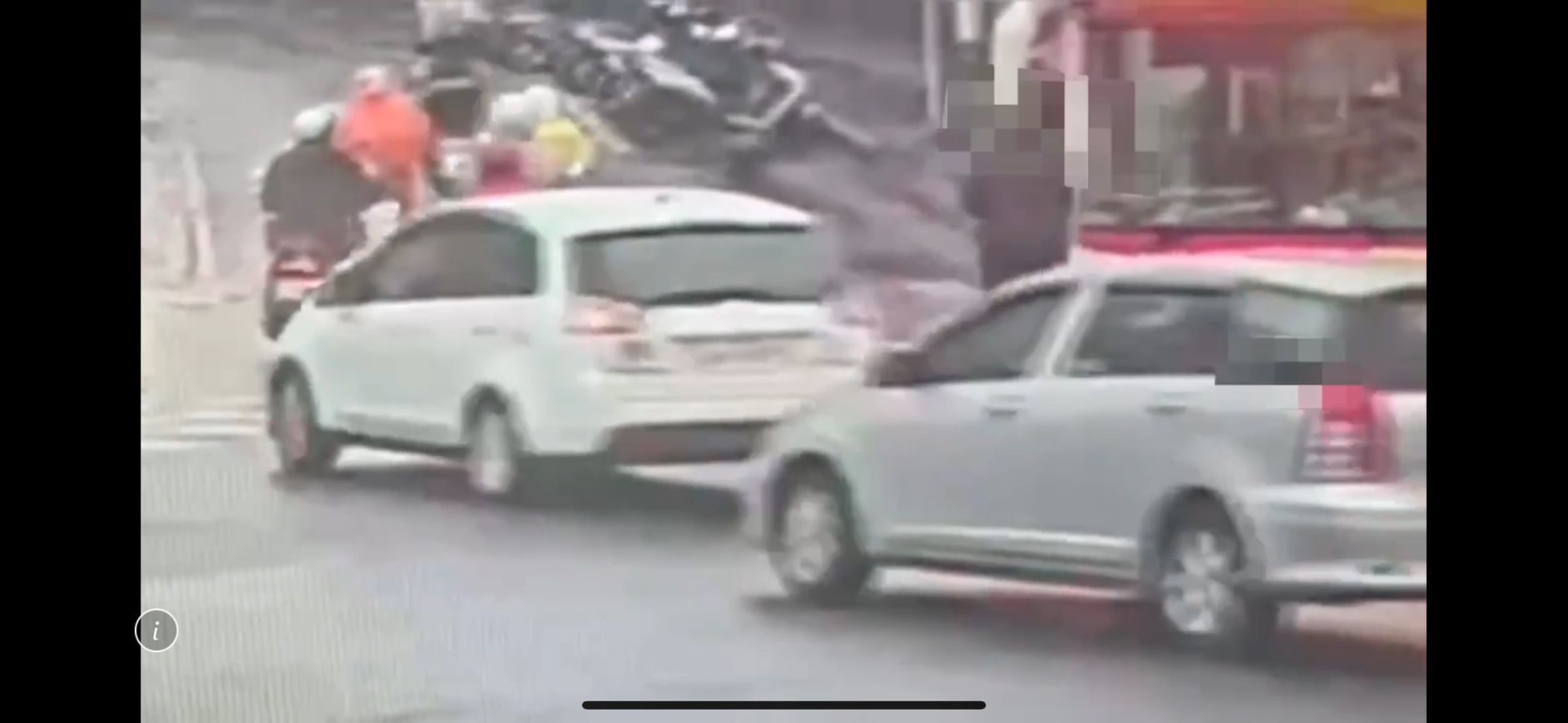 公車駕駛與路人街頭發生肢體衝突,上班車流一度受到影響。(翻攝畫面)